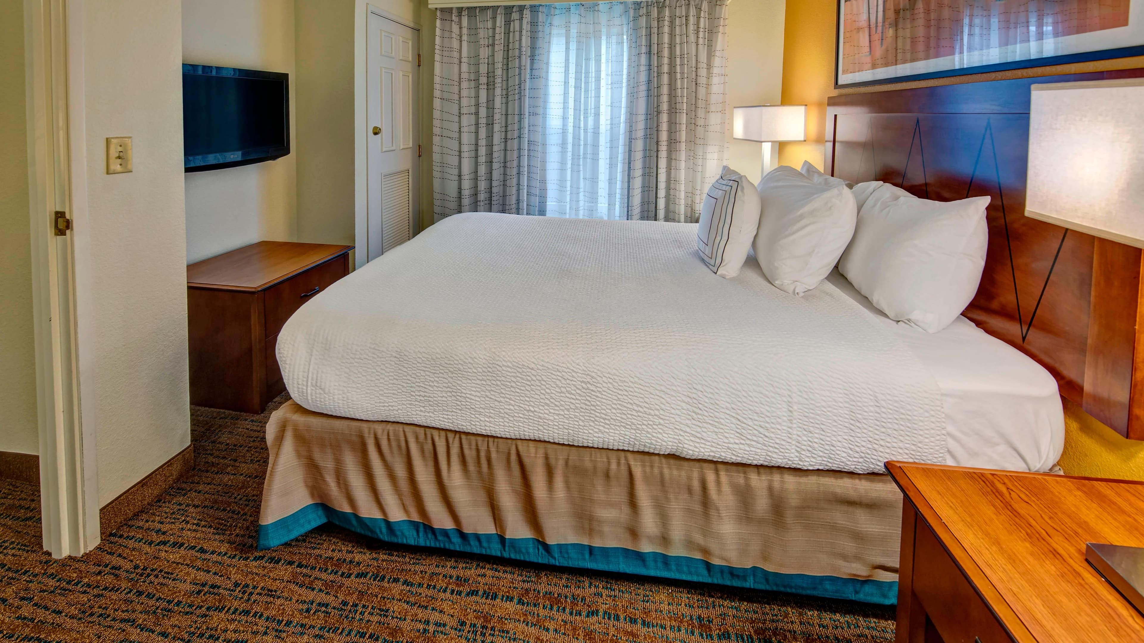 One Bedroom Queen Suite - Image 2