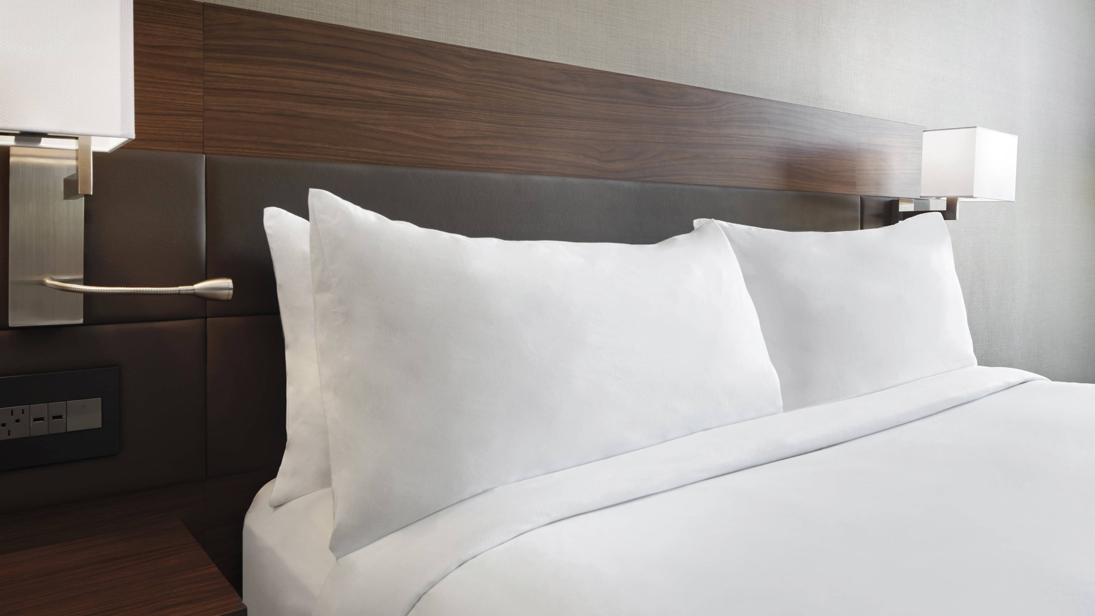 King with In Room Vanity - Image 2