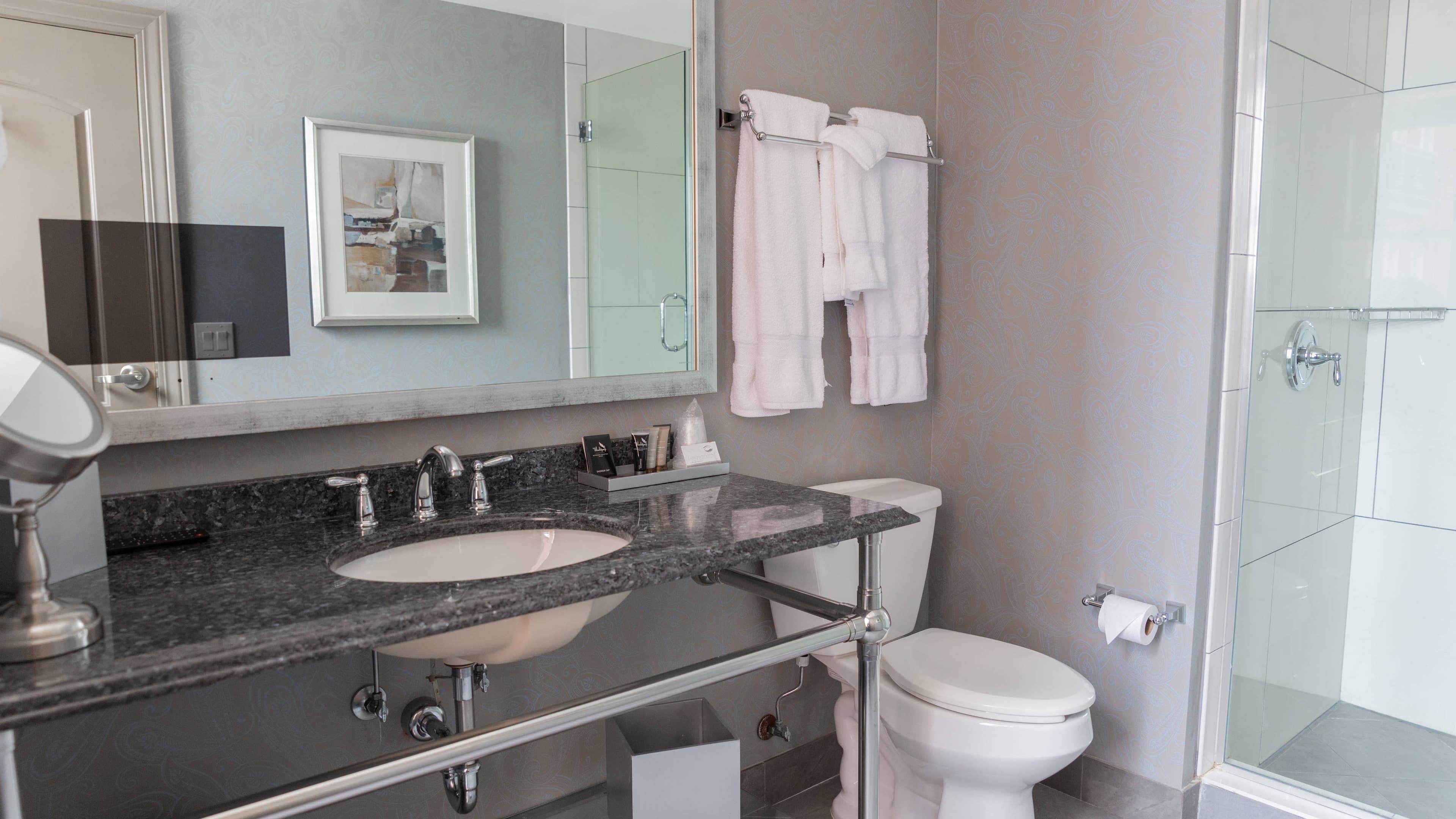 Guest Room - Image 2