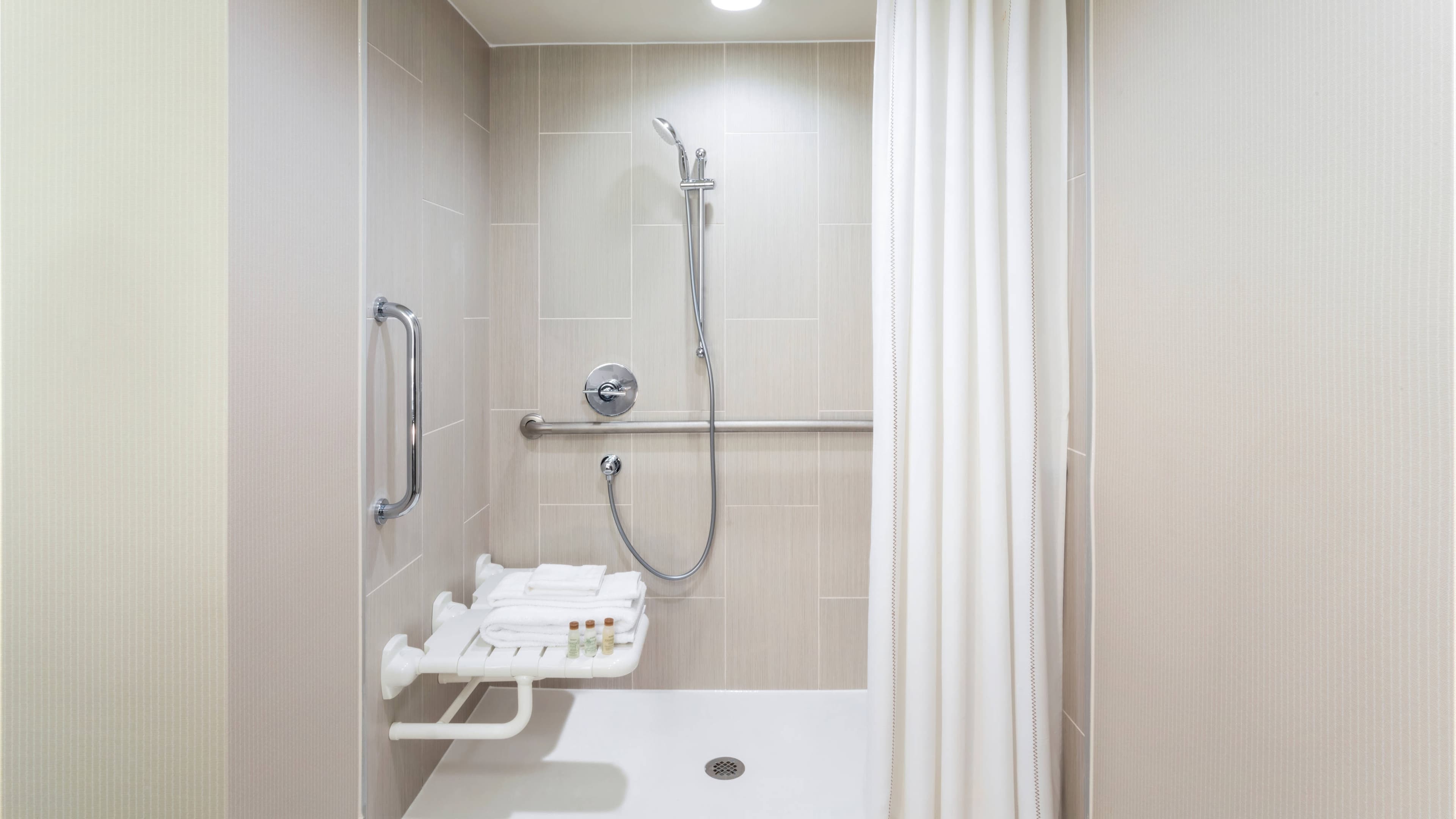 2 Queen Beds - Image 5