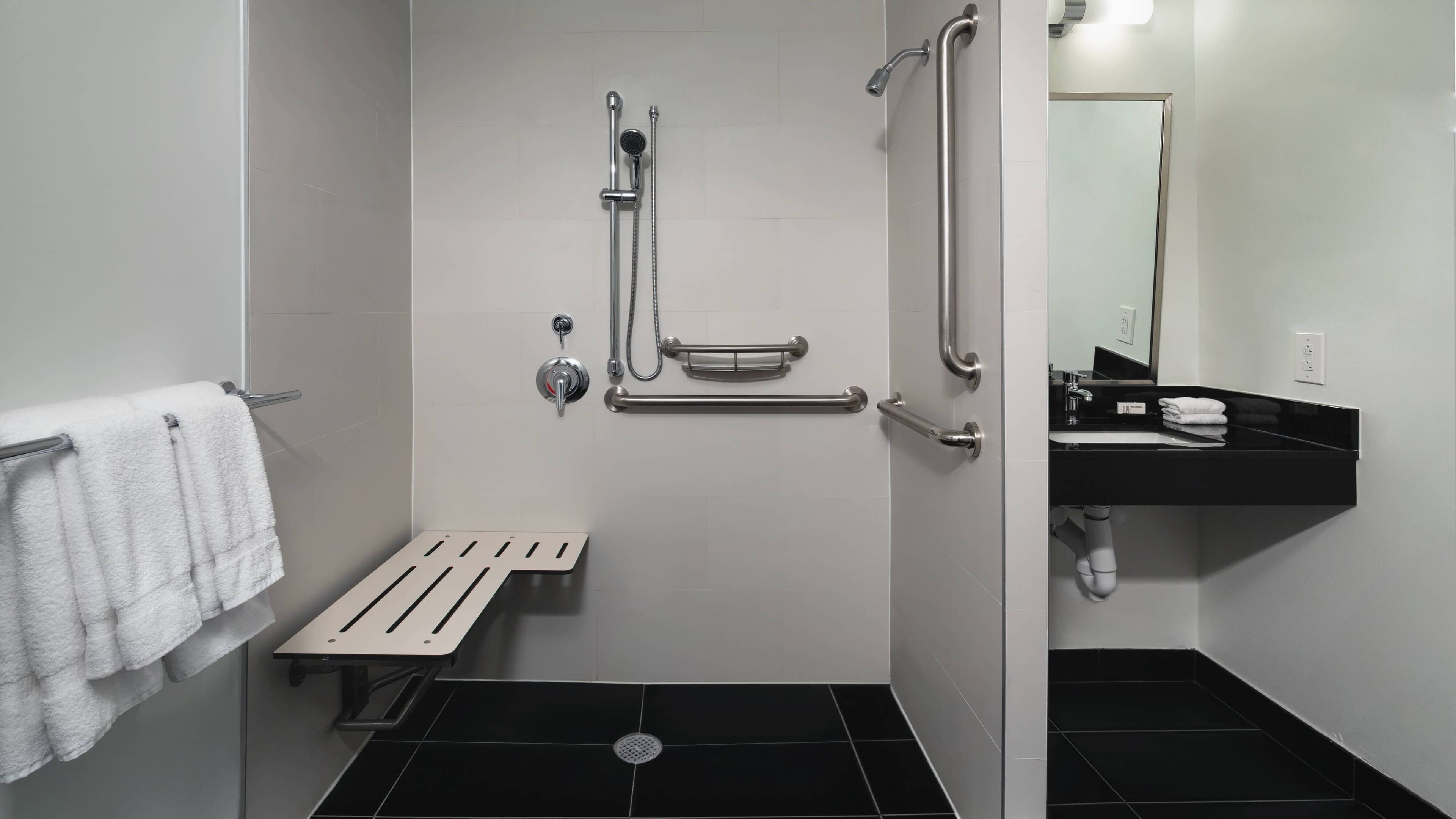 Queen One Bedroom Suite - Image 9