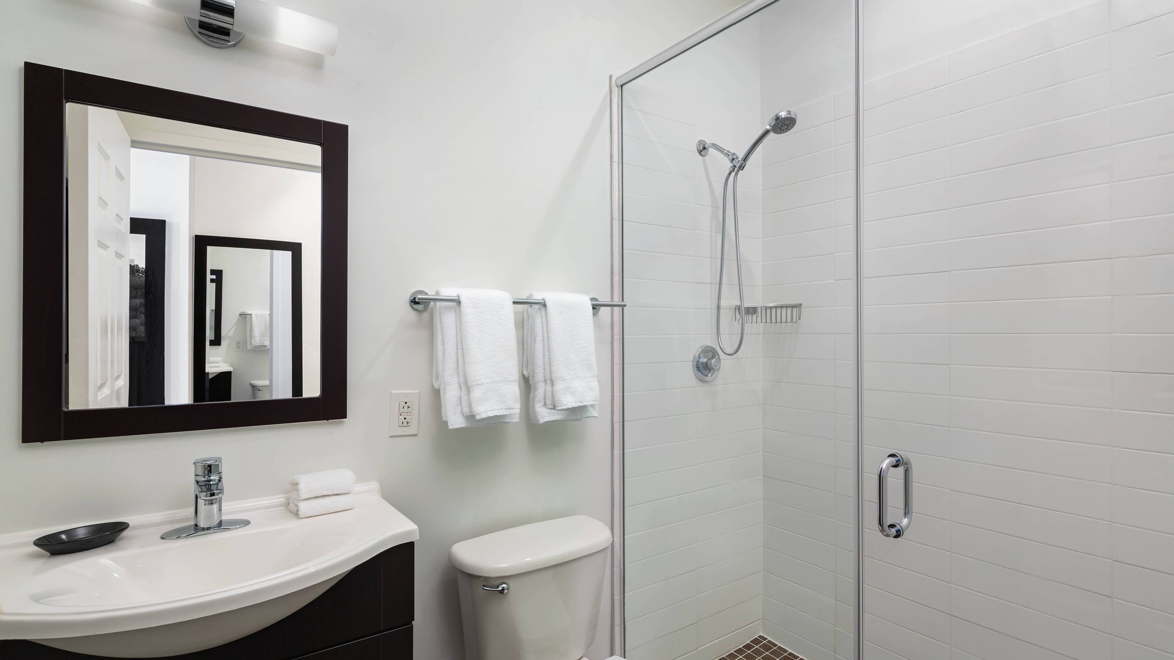 Queen One Bedroom Suite - Image 8