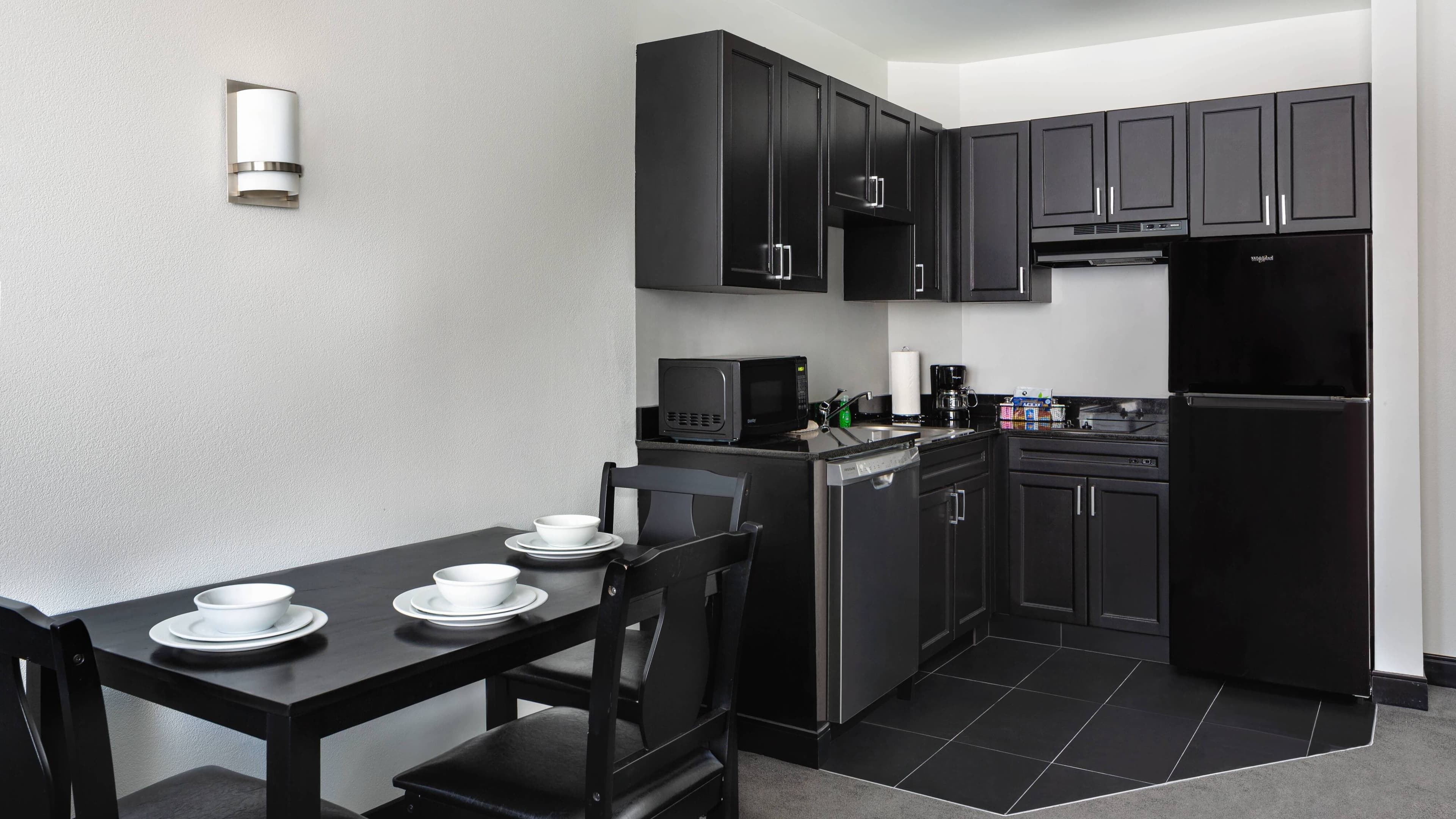 Queen One Bedroom Suite - Image 6