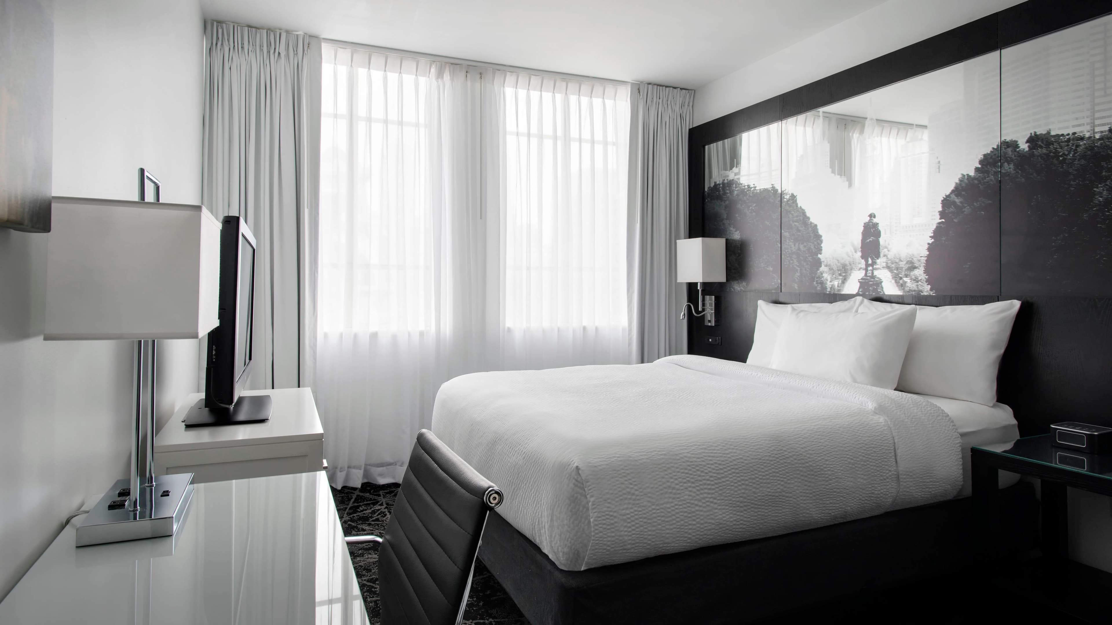 Queen One Bedroom Suite - Image 1