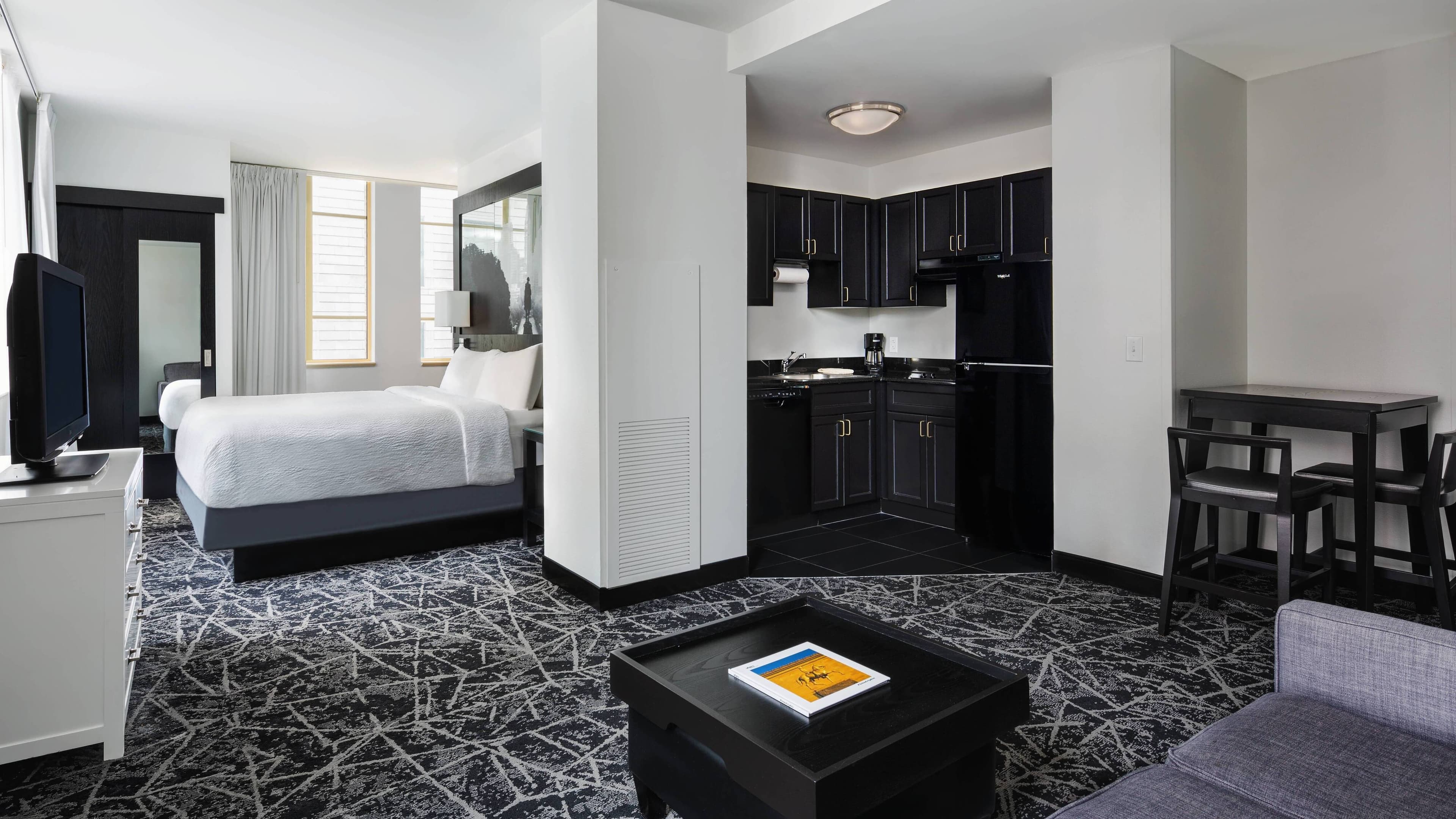 Queen One Bedroom Suite - Image 4