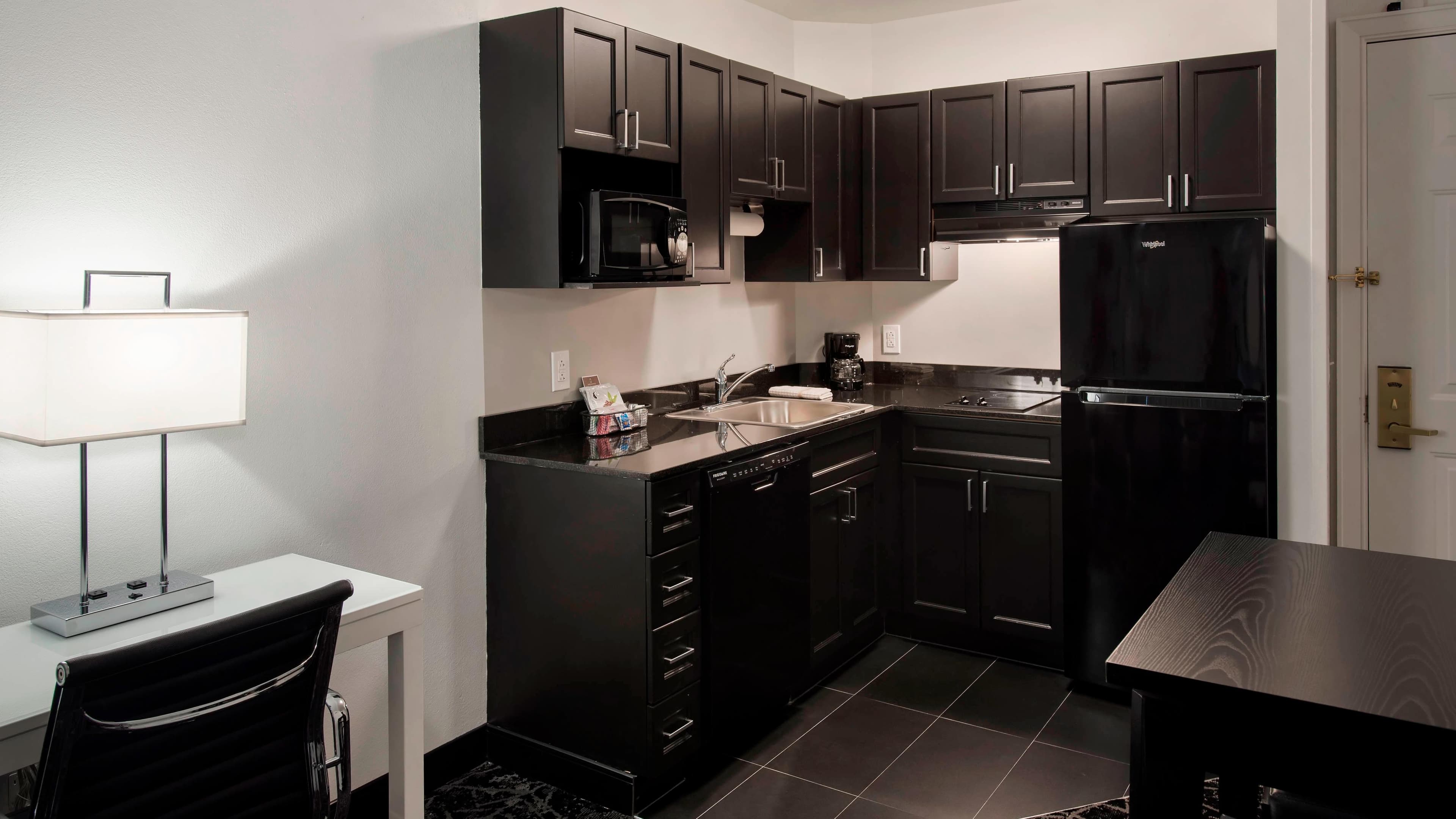 Queen One Bedroom Suite - Image 5