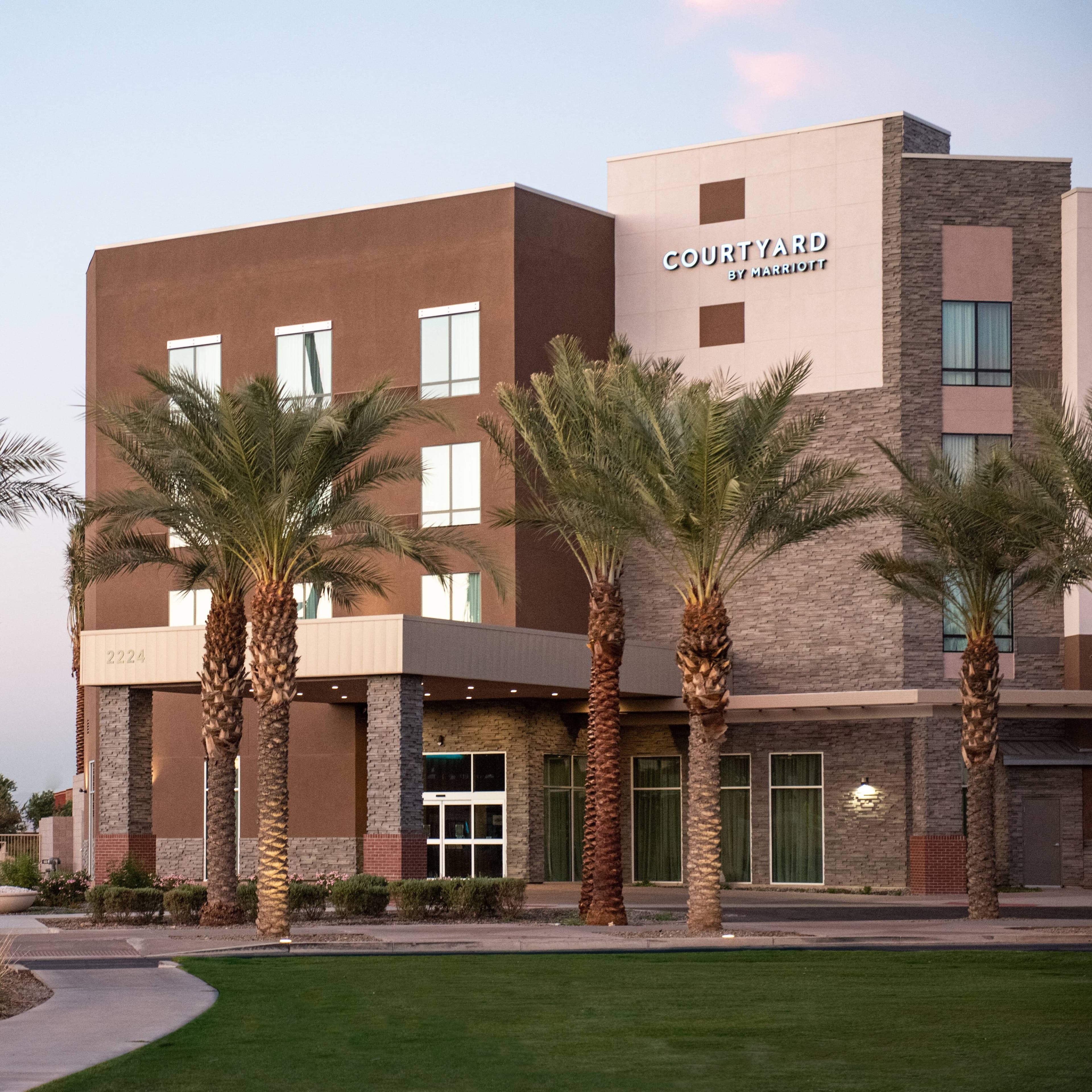 Courtyard Mesa at Wrigleyville West