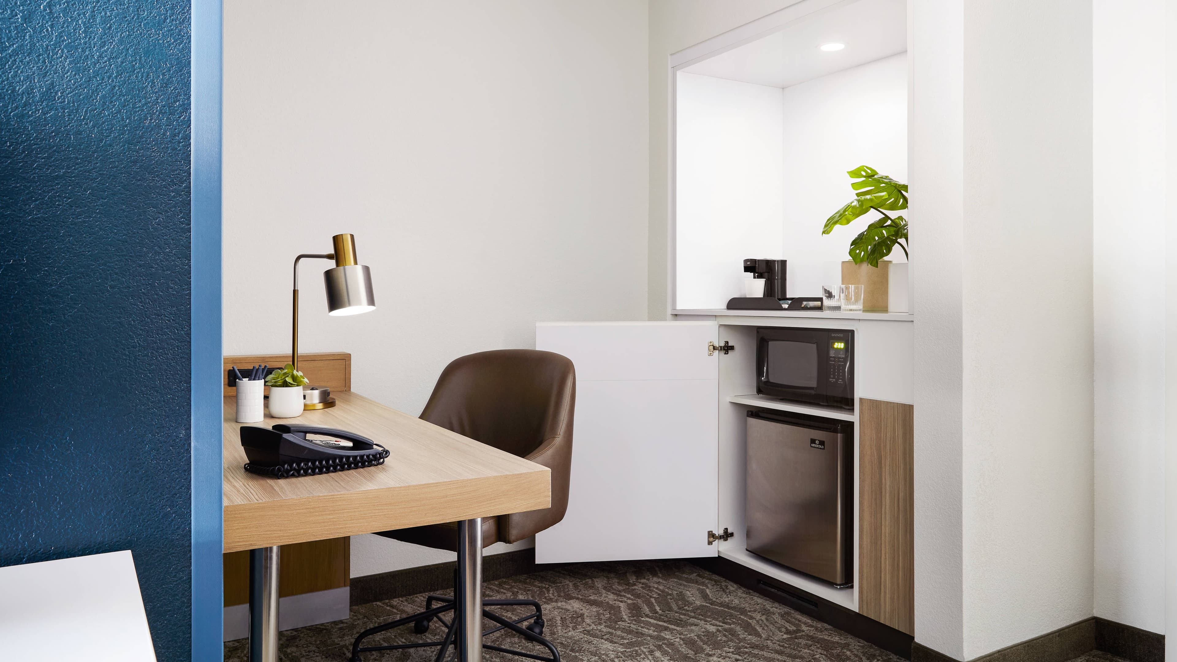 One King Bed Suite - Image 4