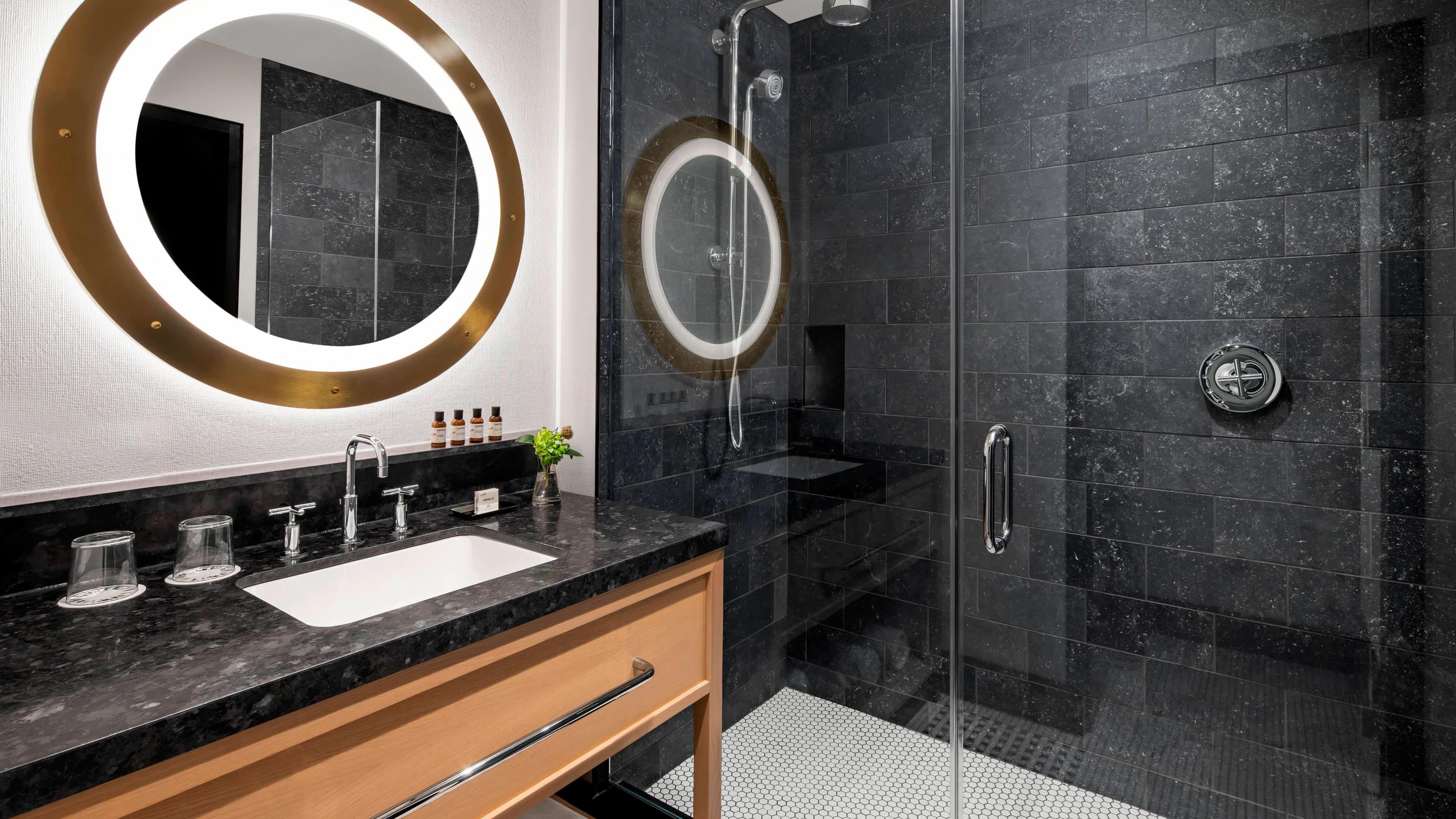 King Guest Room - Image 4