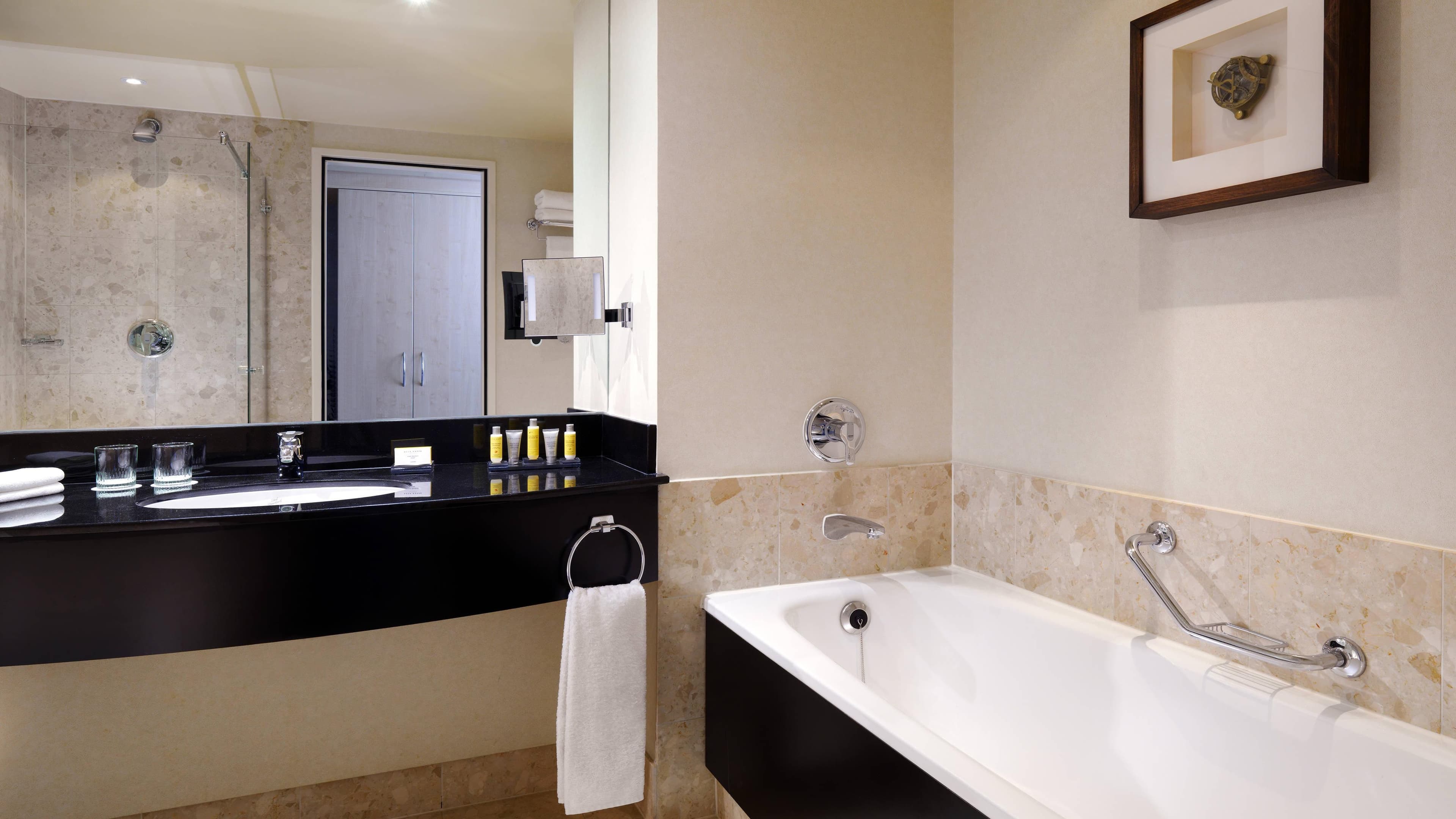 Superior King Room - Image 2