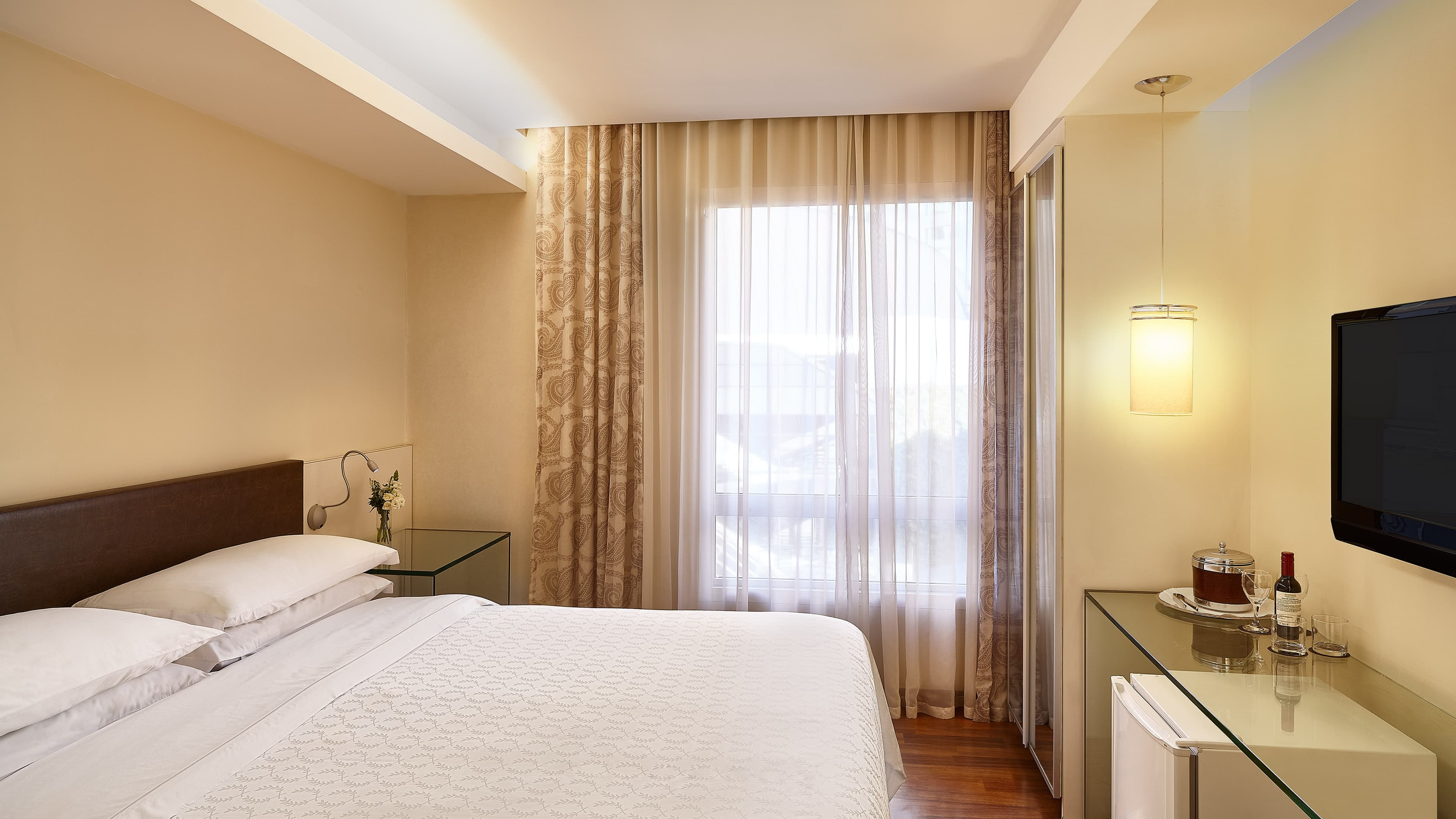 Classic Queen - Image 1