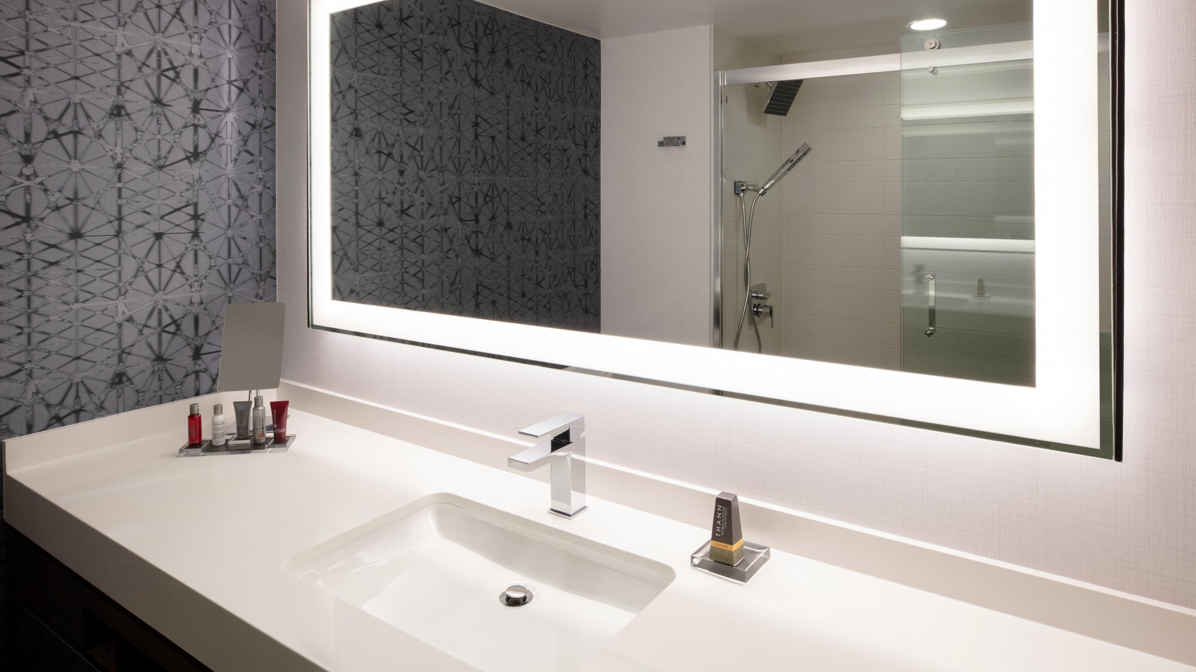 Two Queen Guestroom - Image 5