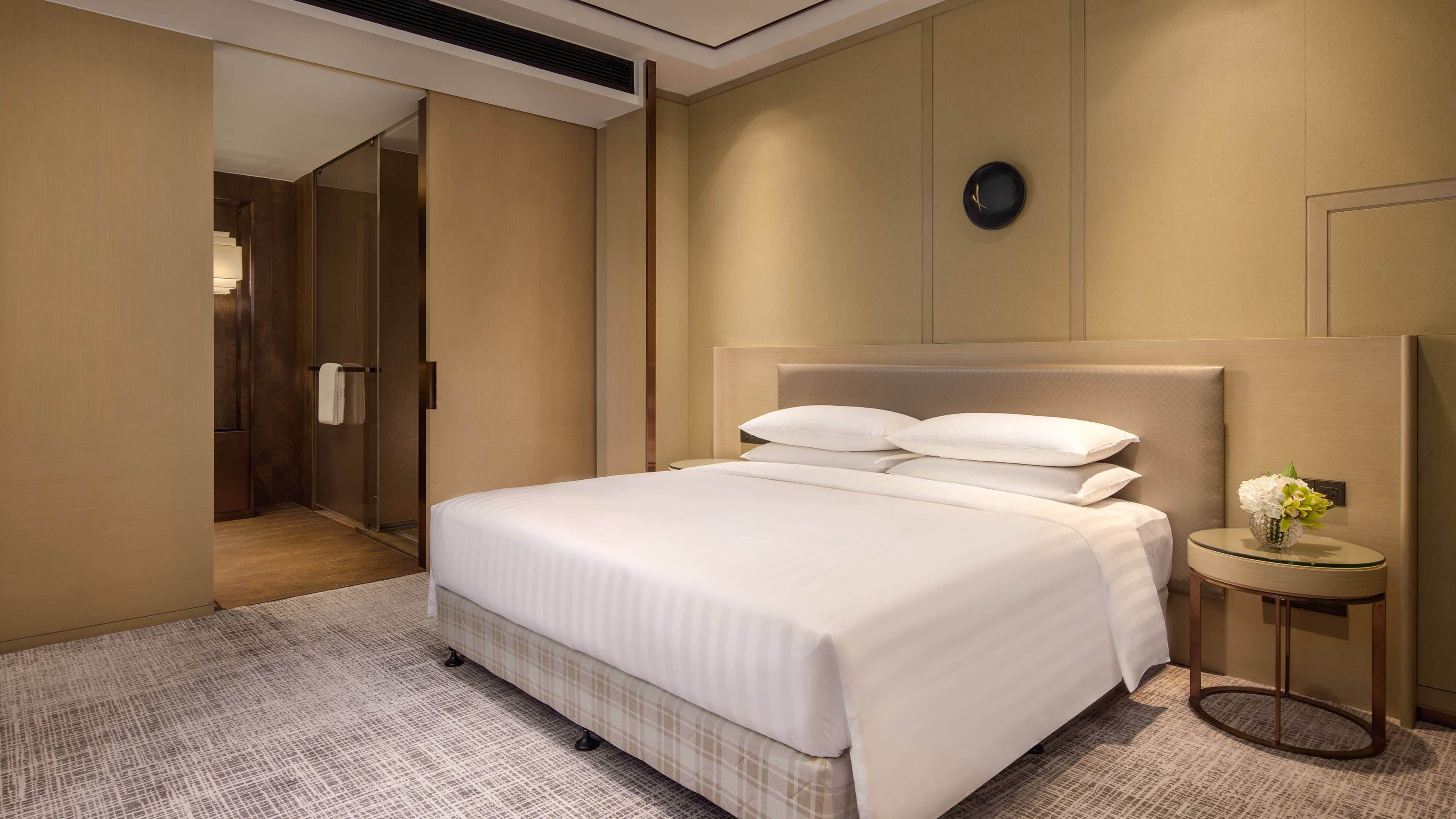 Deluxe King Room - Image 1