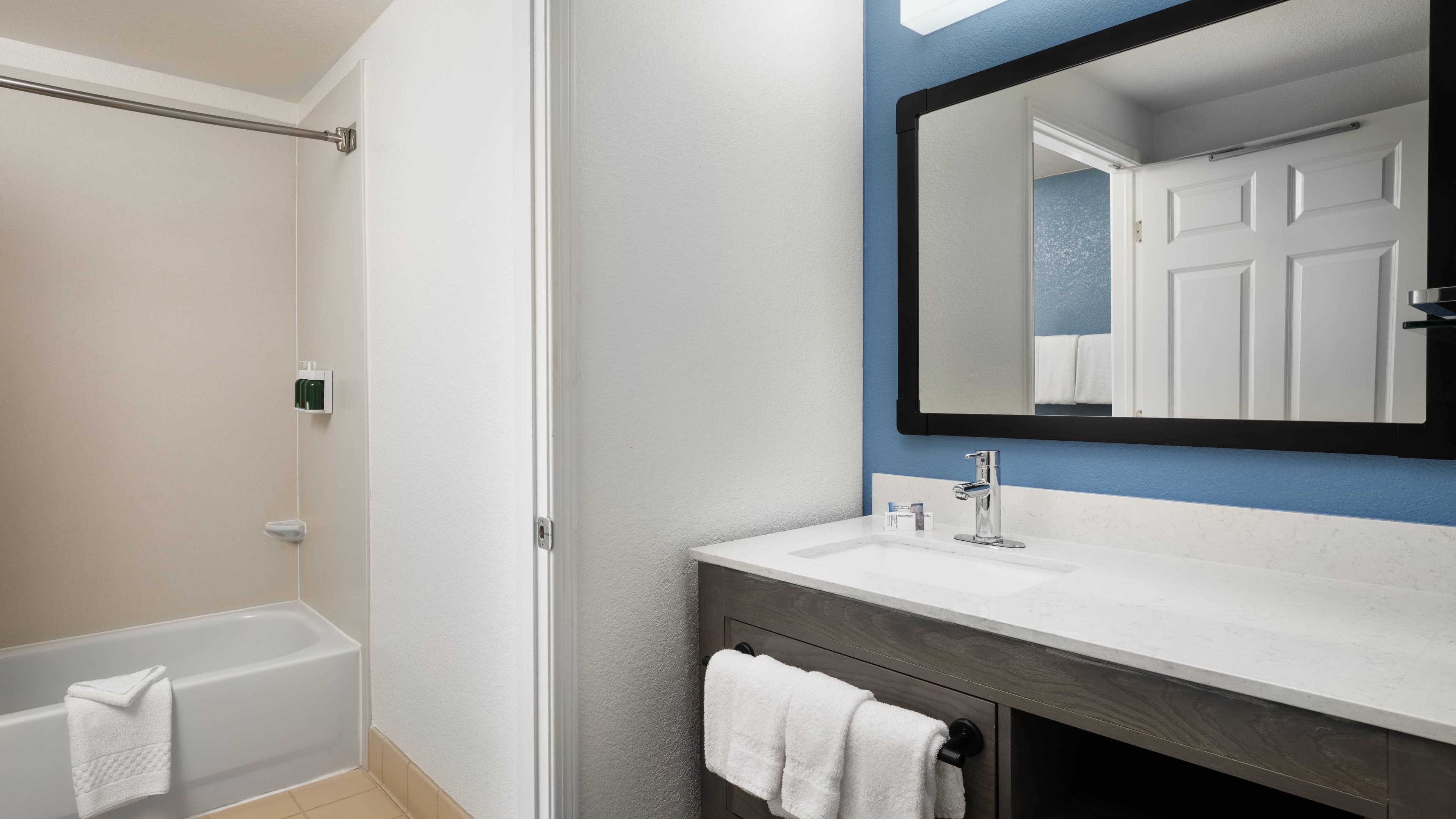 1 Bedroom 2 Queen Suite - Image 6