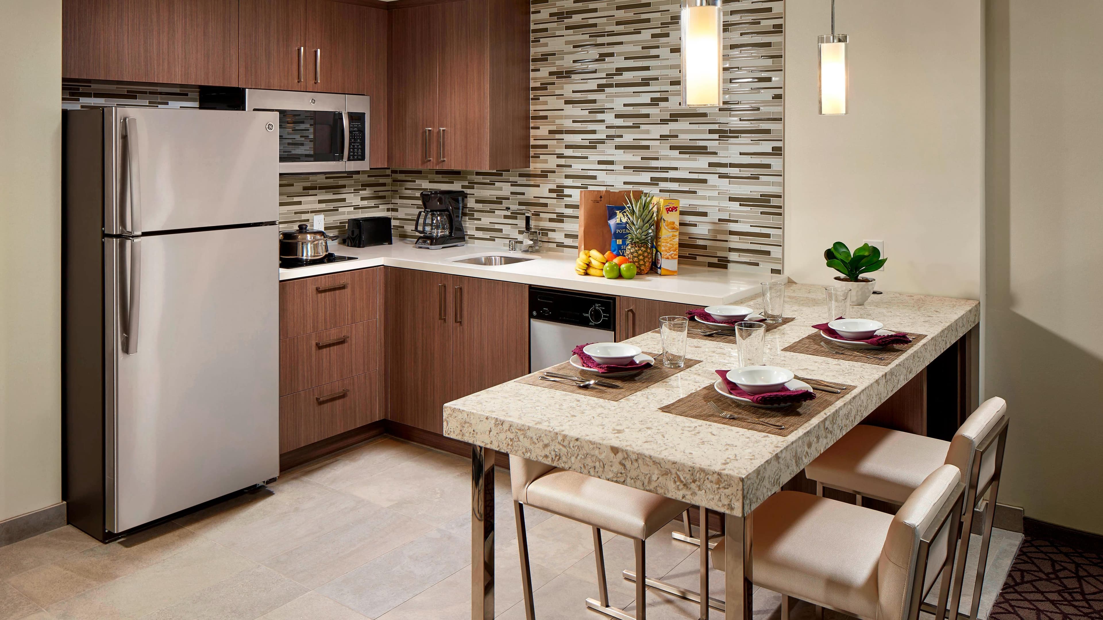 1 Bedroom Deluxe Suite - Image 4