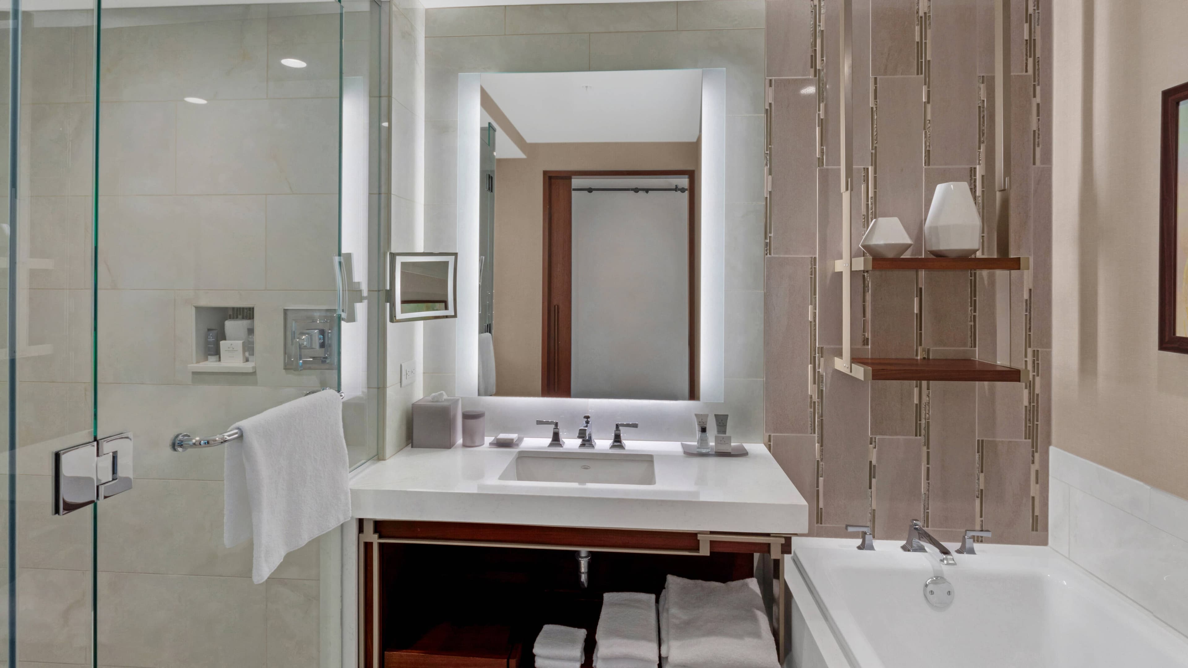 Deluxe Guest room - Image 7