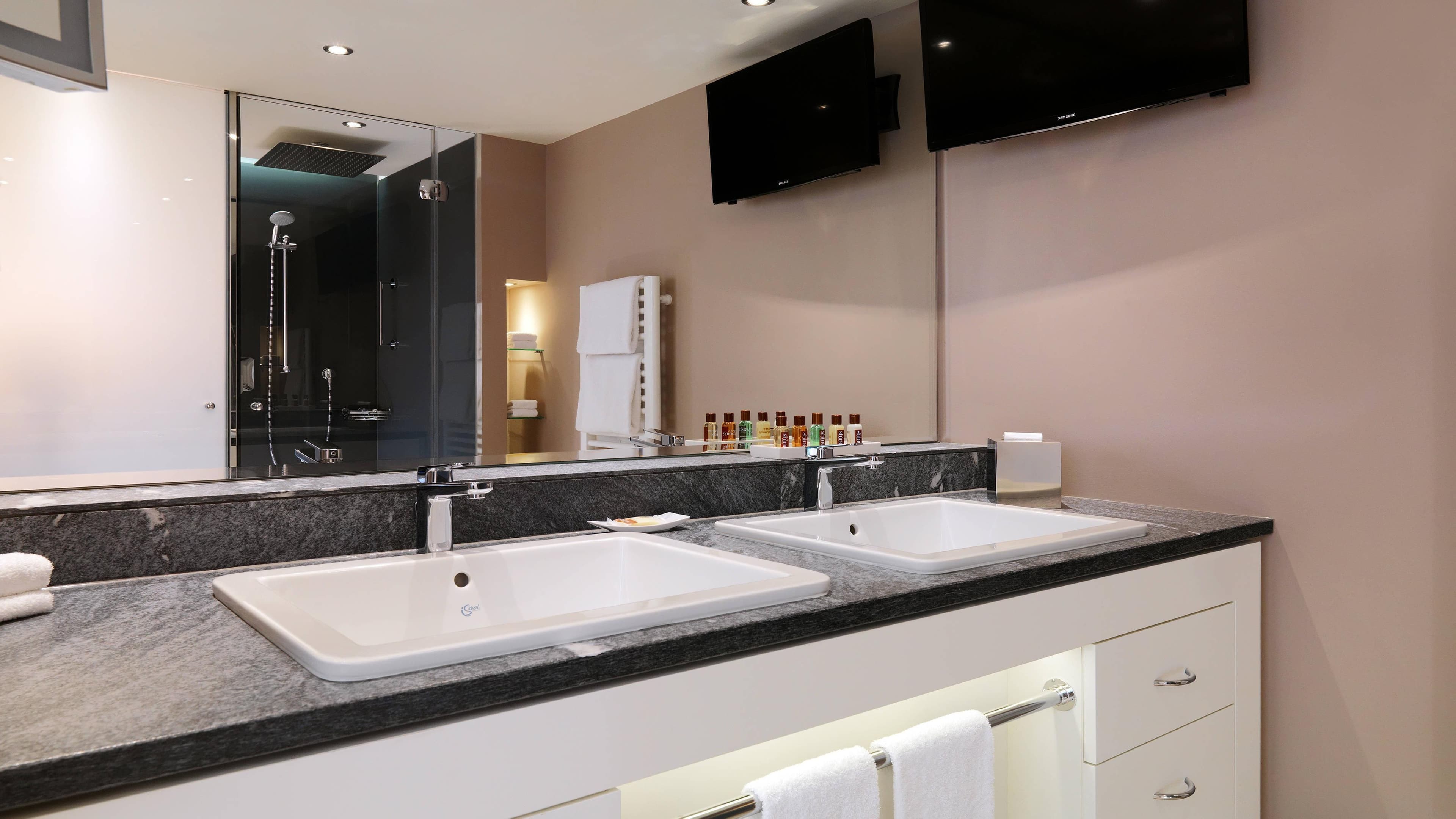 Classic Room City View - Image 3