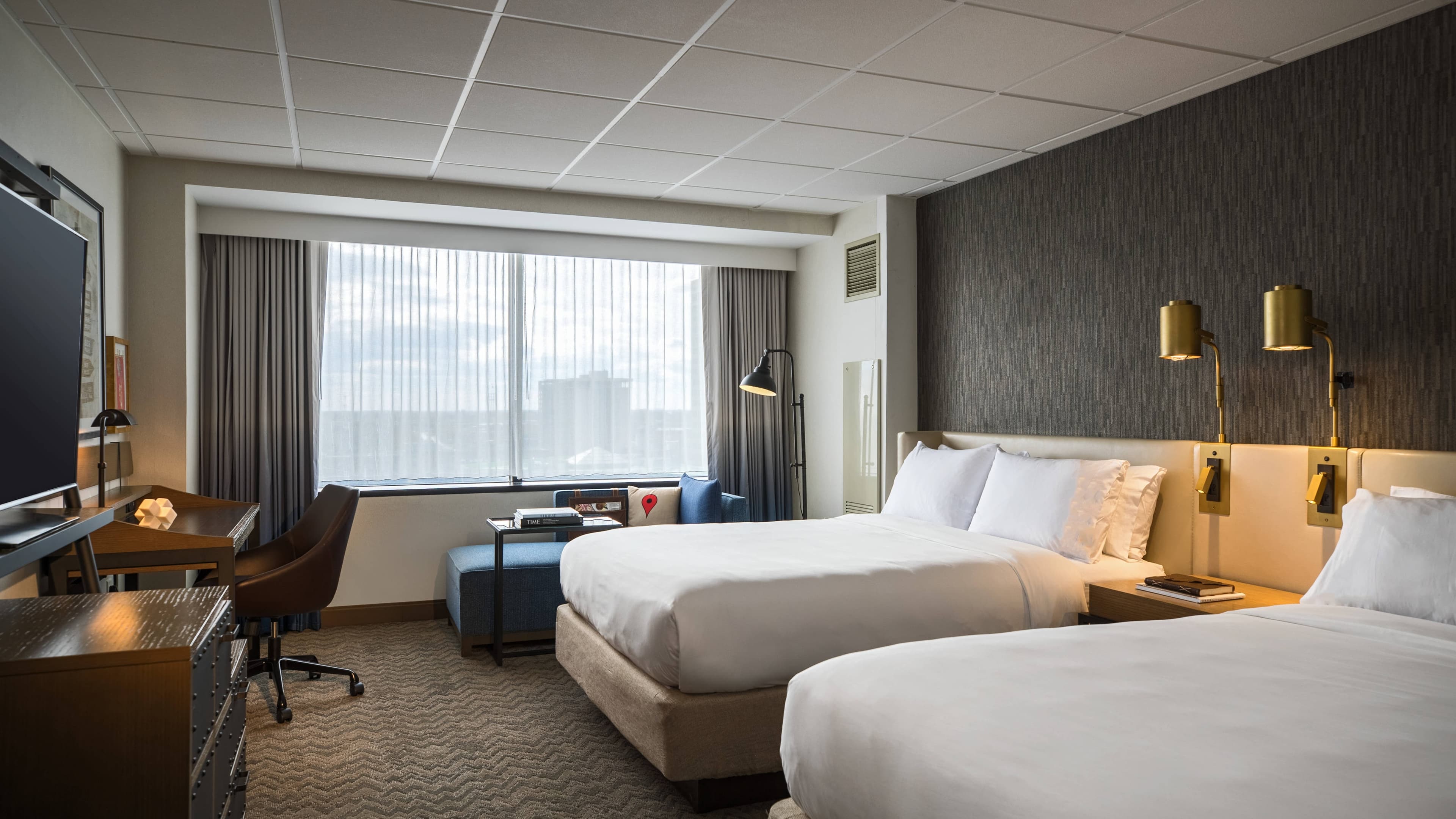 Club lounge access - Image 1