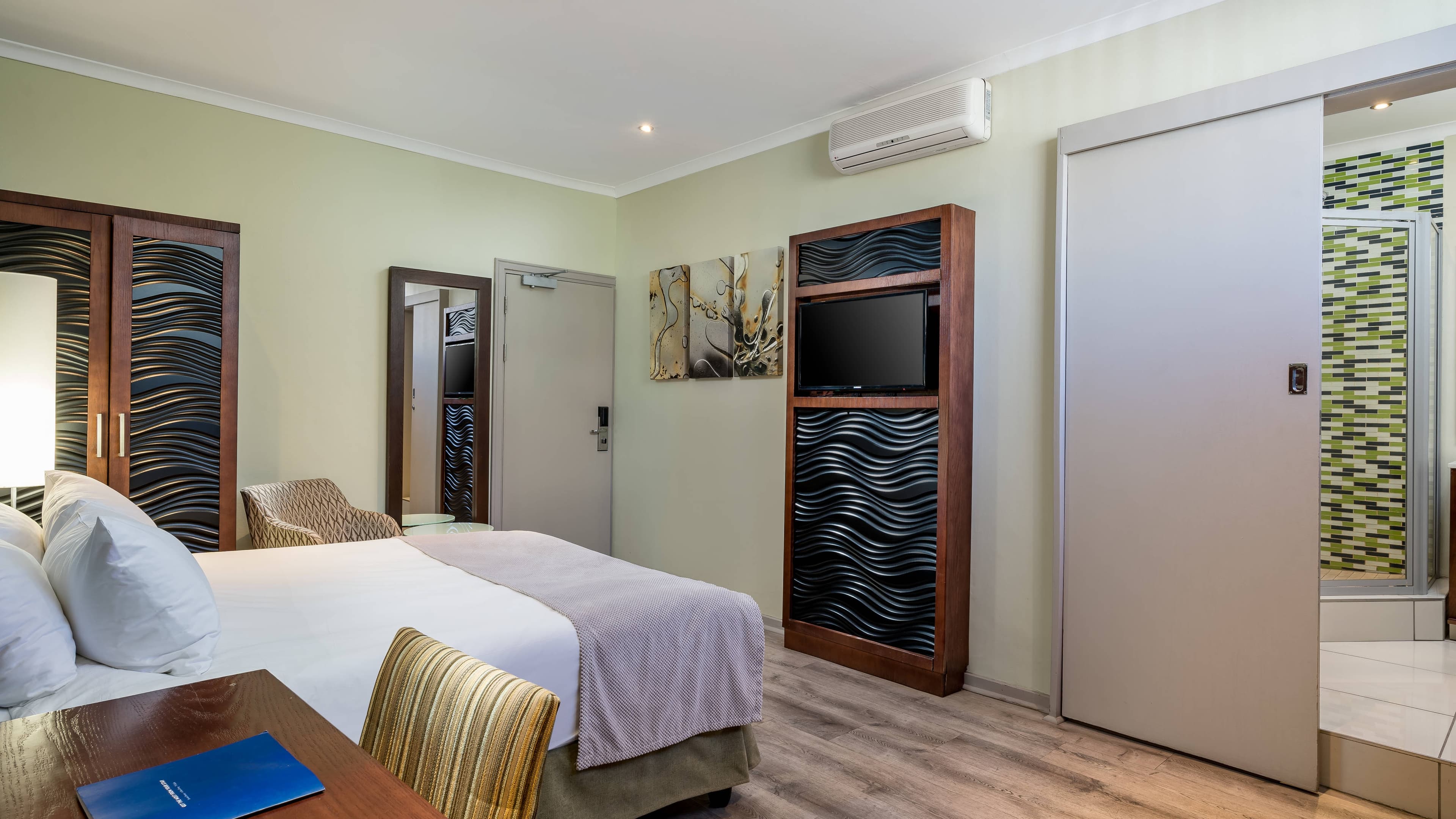 Standard Queen - Image 1