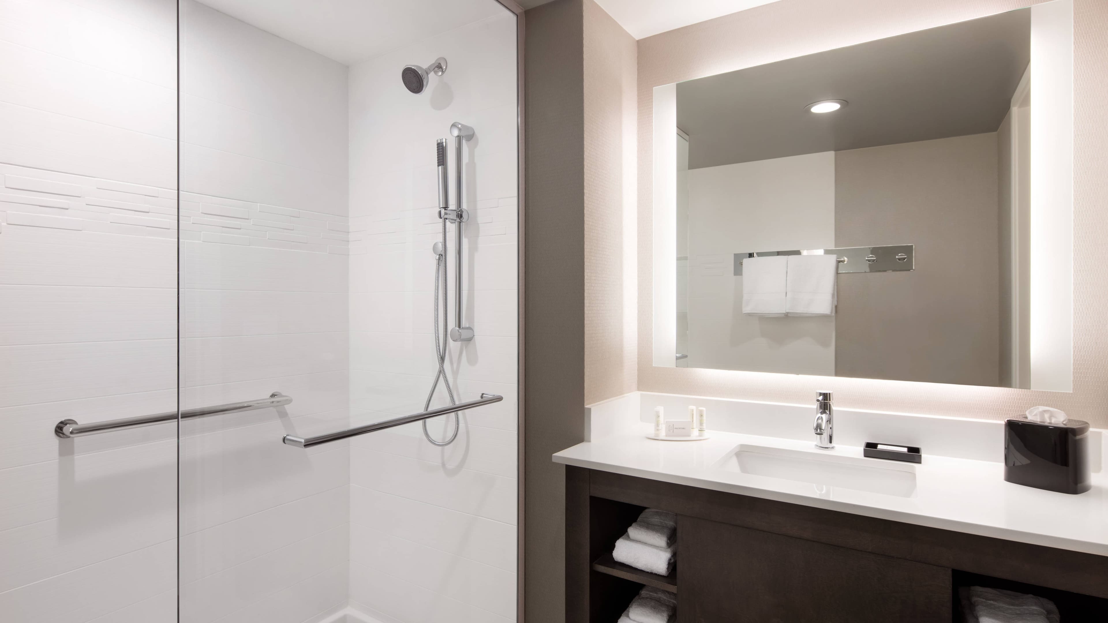 Standard King Guest Room - Image 5