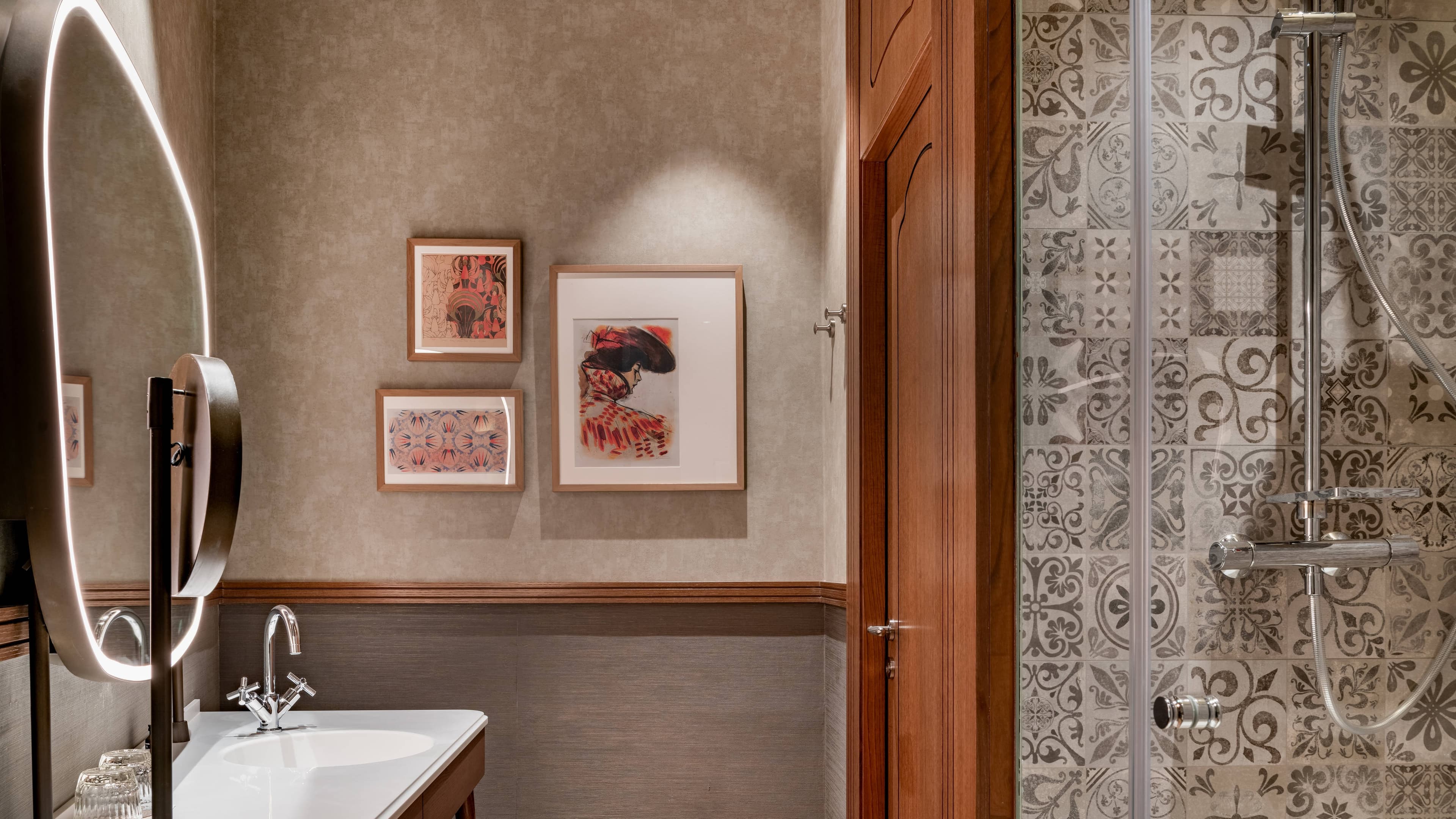 Deluxe Queen City View - Image 5