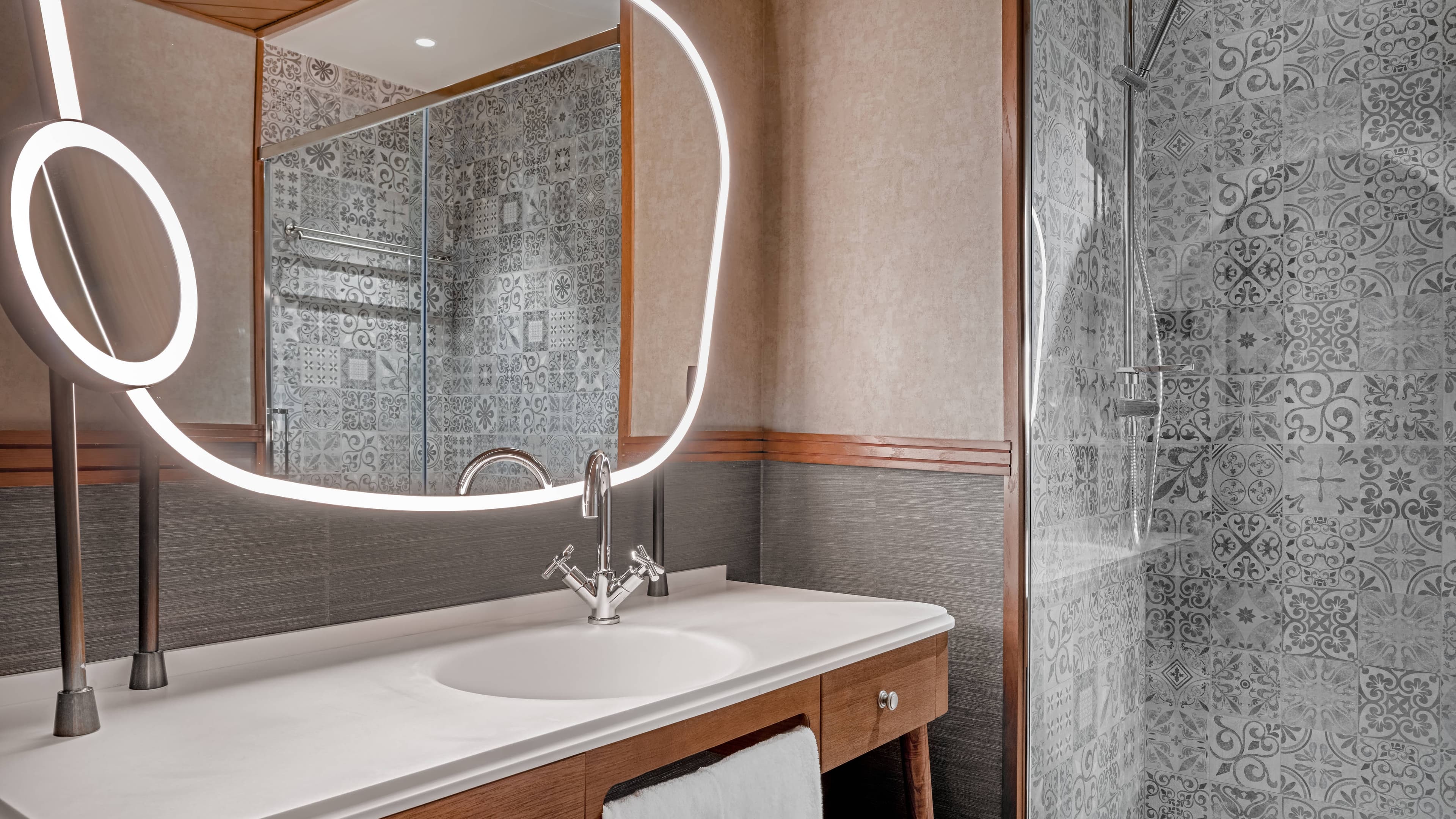 Deluxe Queen City View - Image 4