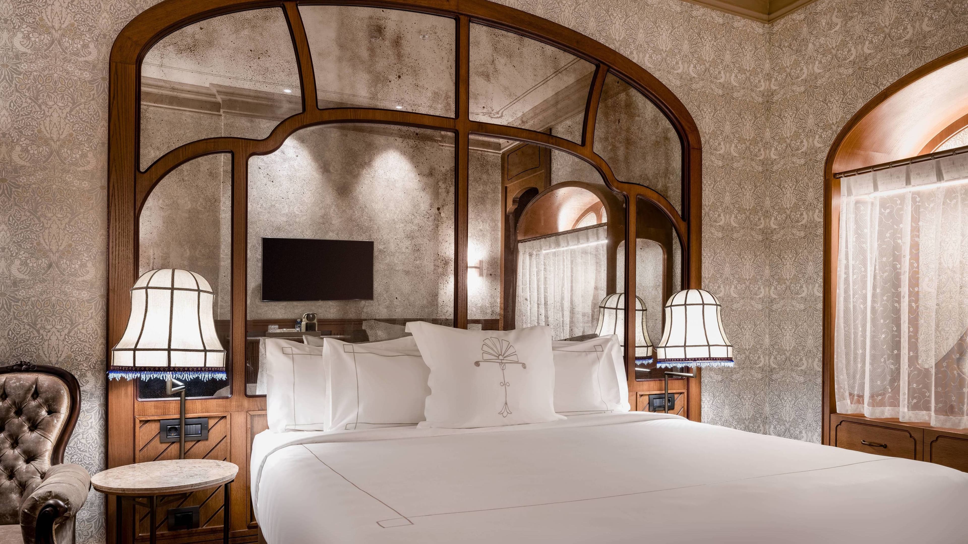 Deluxe Queen City View - Image 1