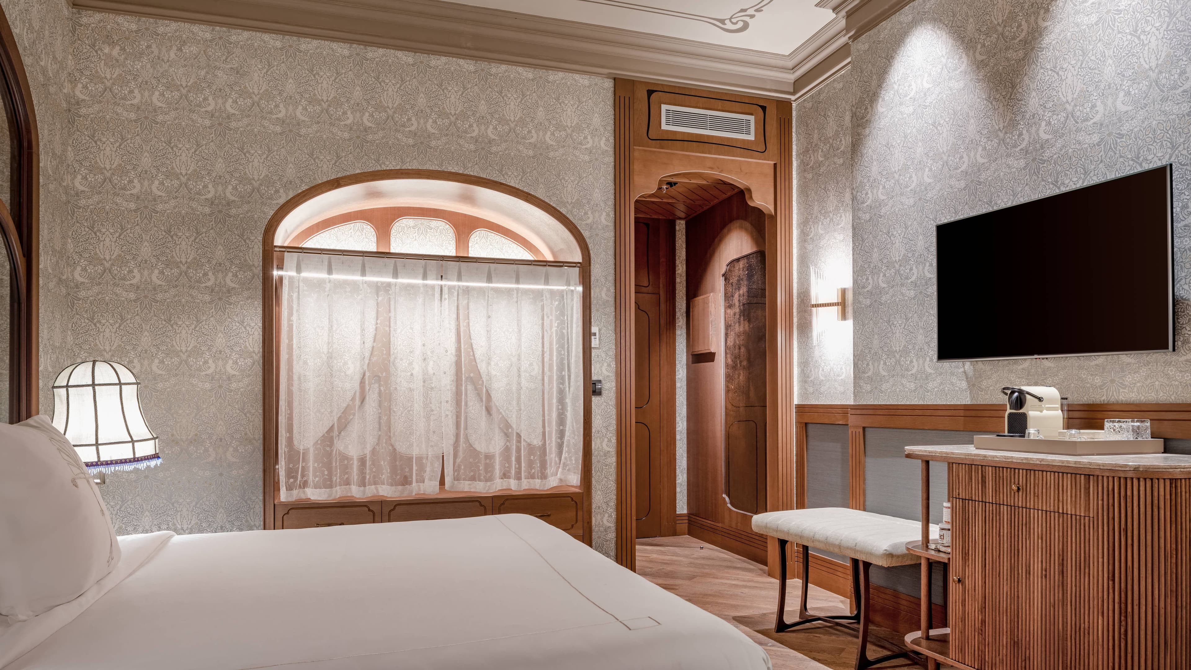 Deluxe Queen City View - Image 2