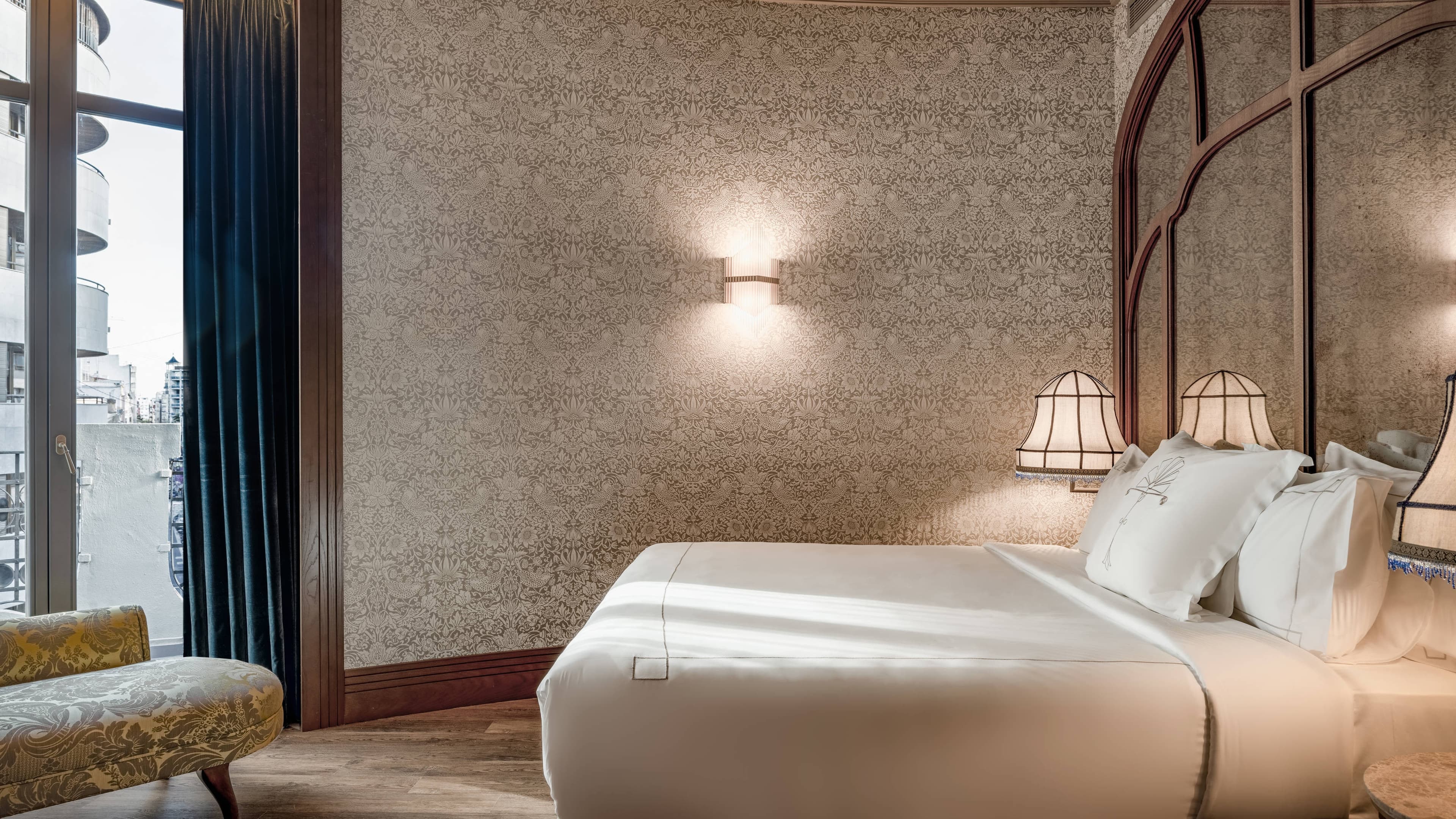 Deluxe Queen City View - Image 3