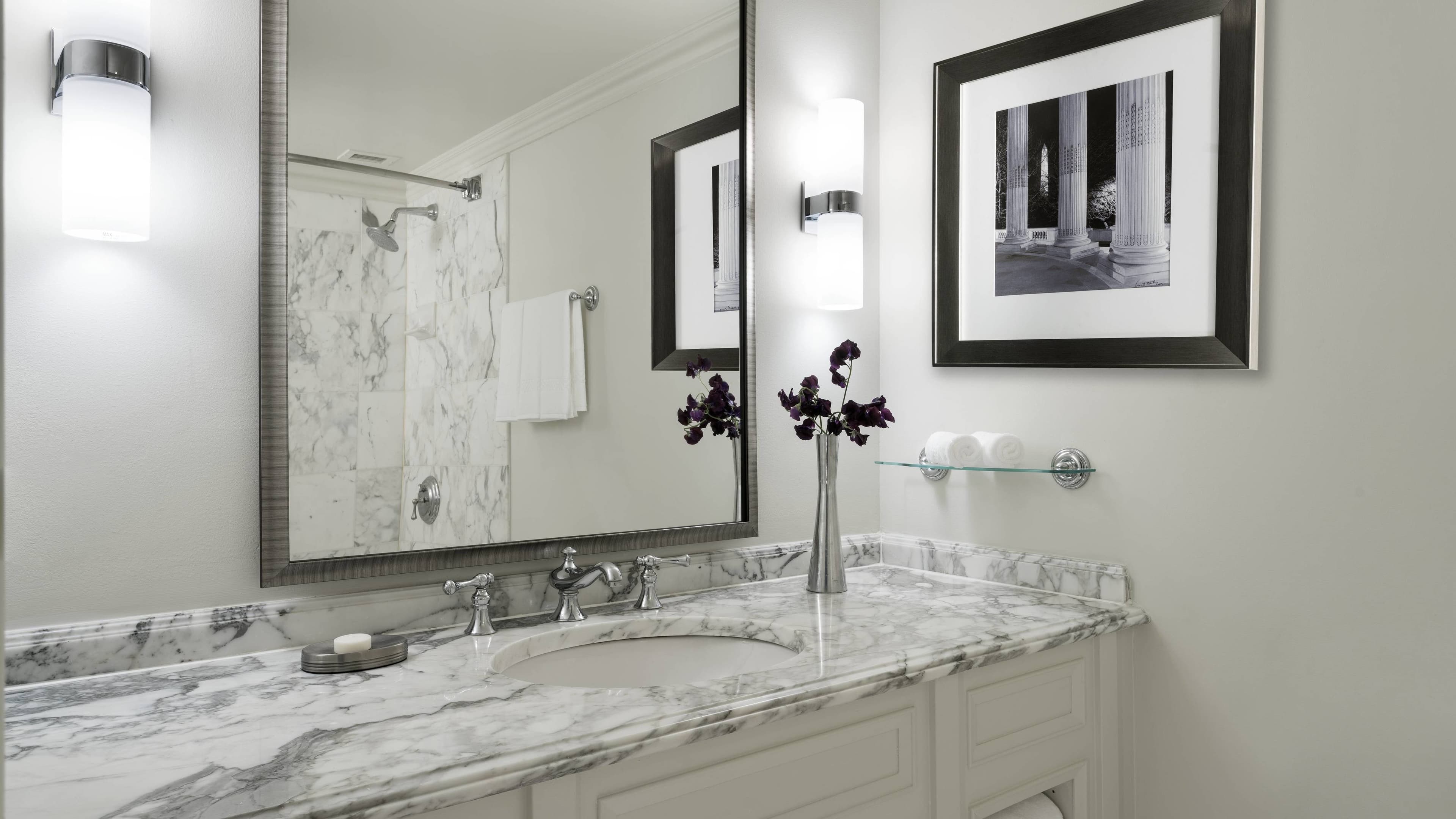 Deluxe Corner King Room - Image 4