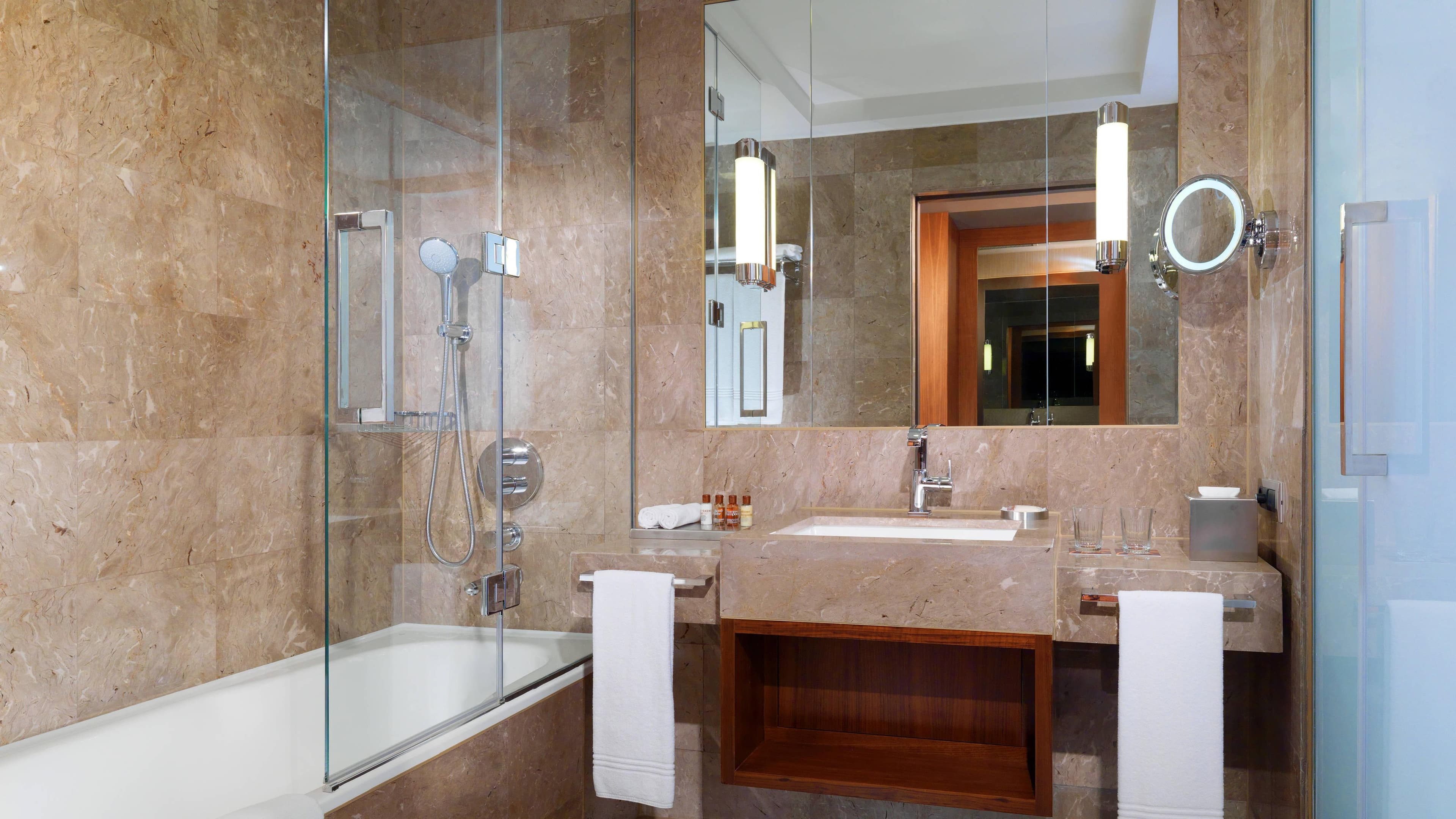 Classic Guest Room - Image 6