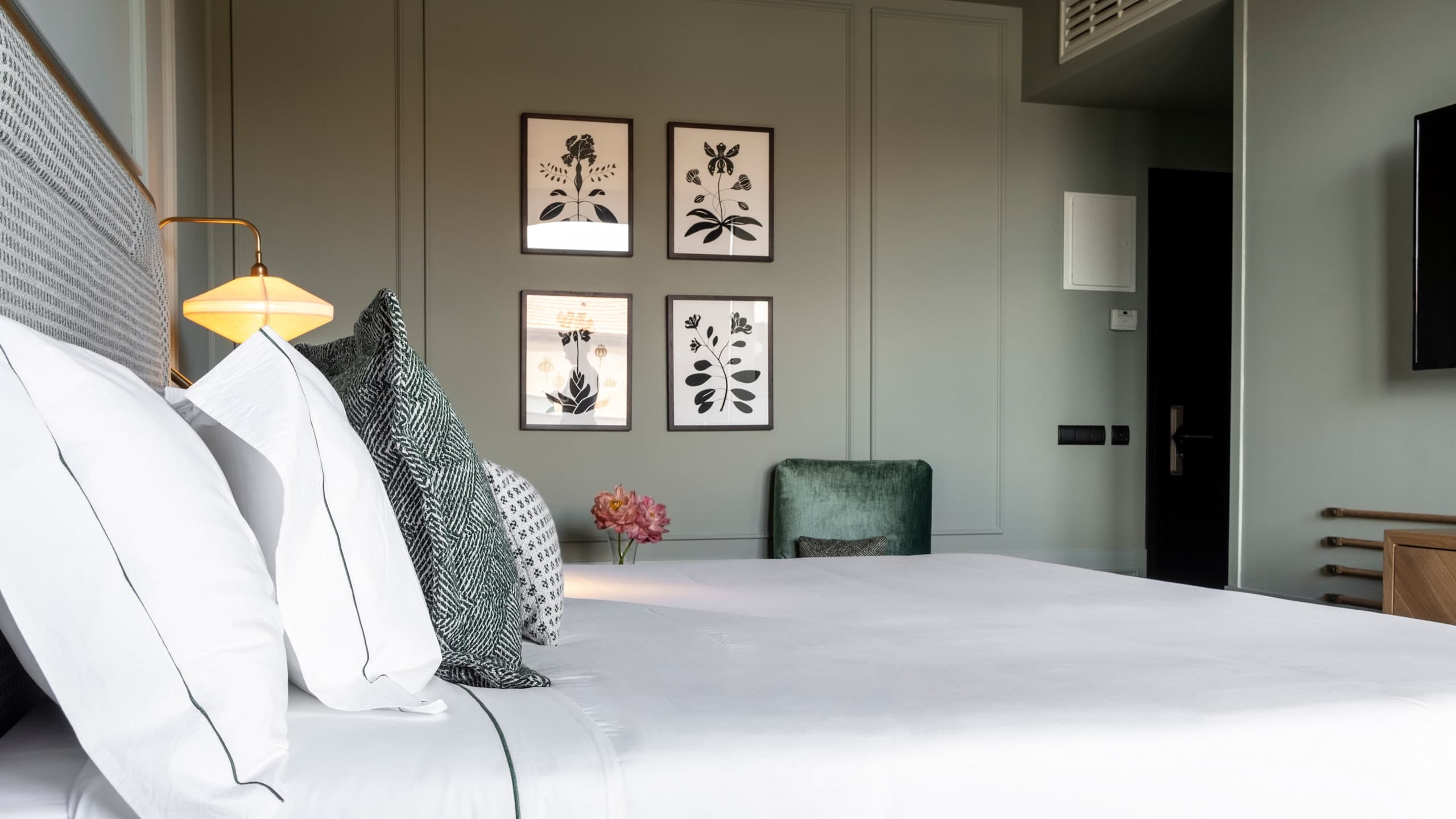 Deluxe Room - Image 7