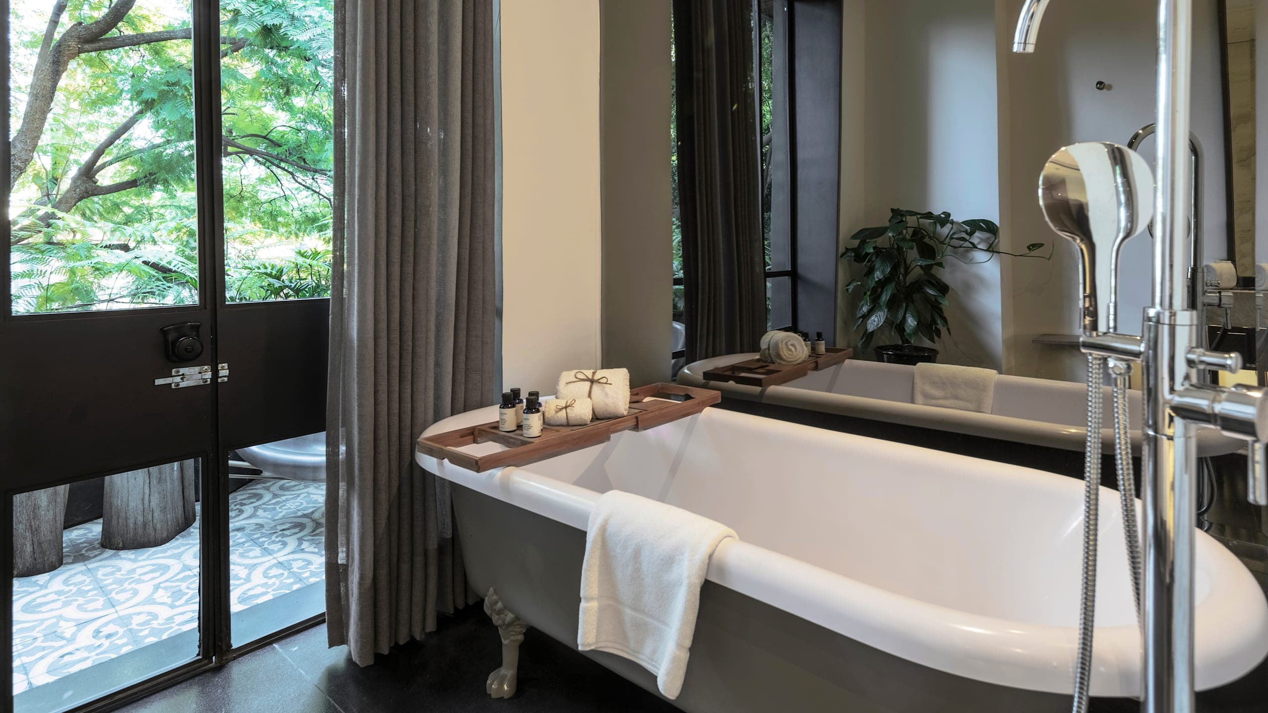 Junior Suite - Image 1