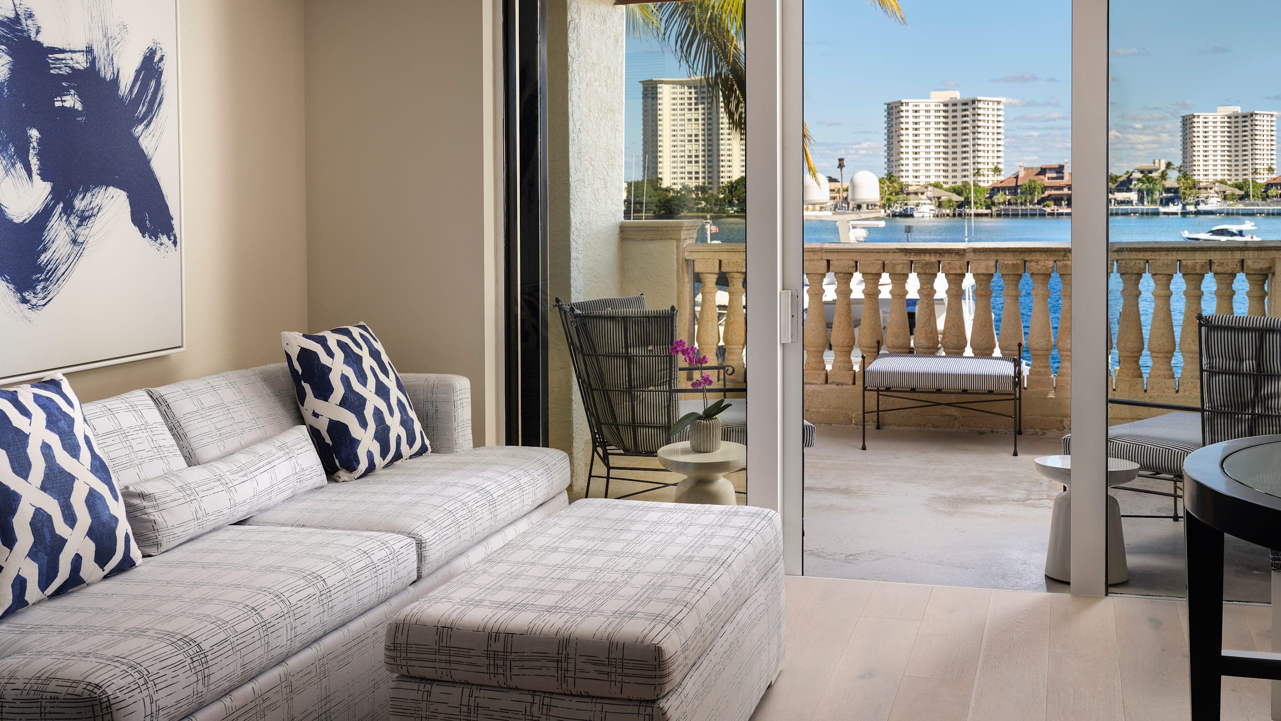 Lake View Junior Suite King + Accessible Tub - Image 2