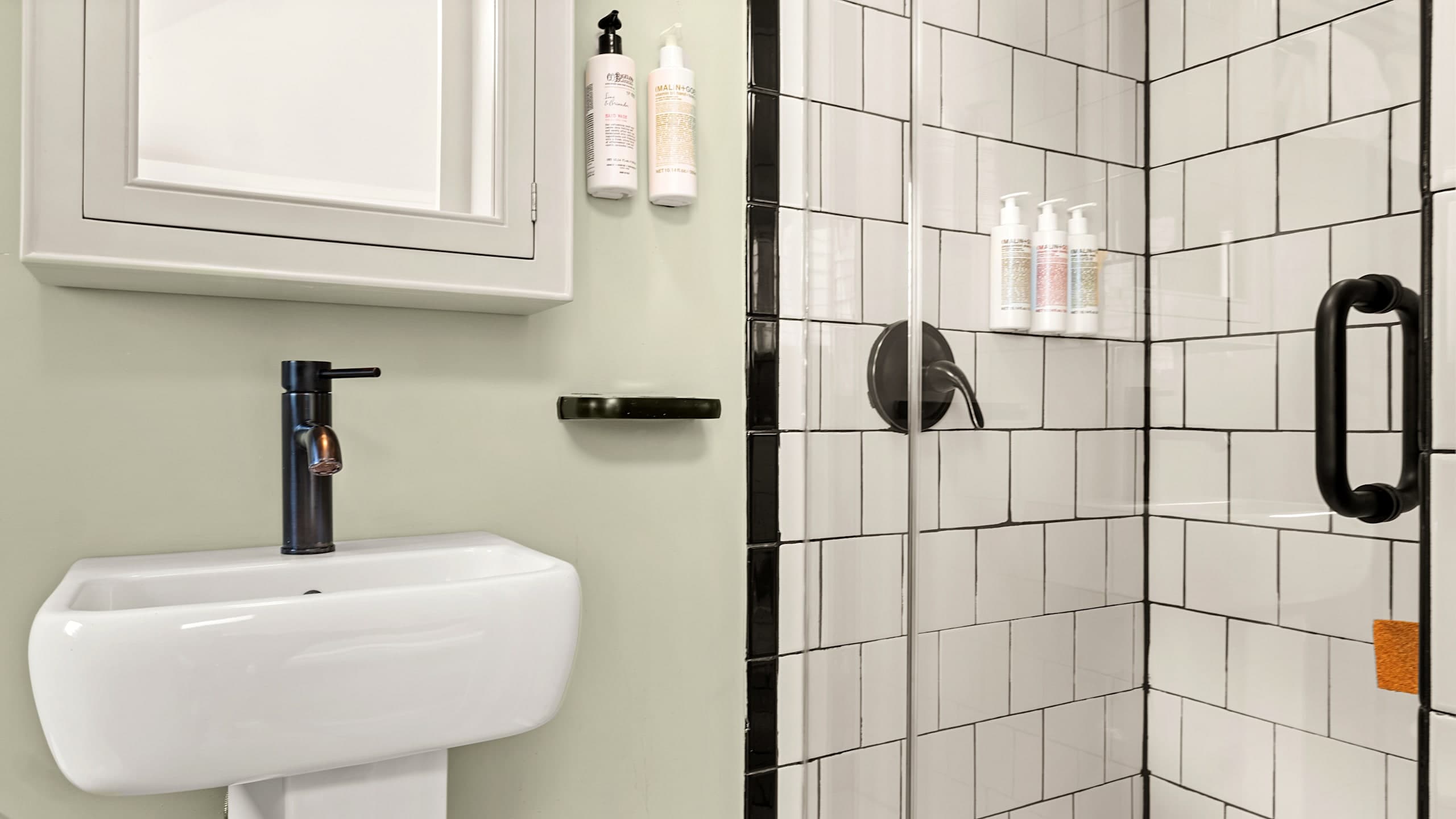 Deck House Queen - Image 1