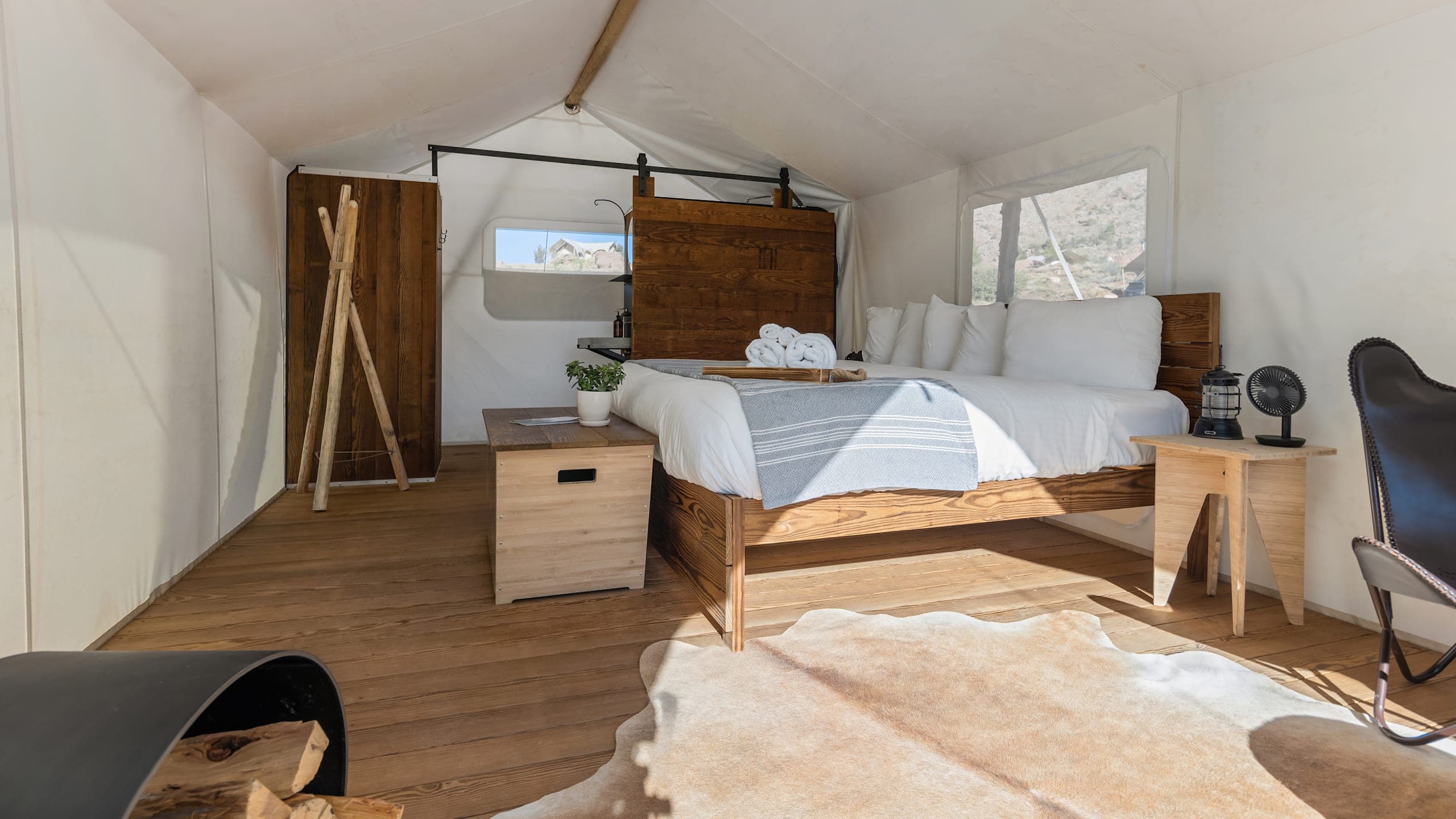 Deluxe Tent - Image 4