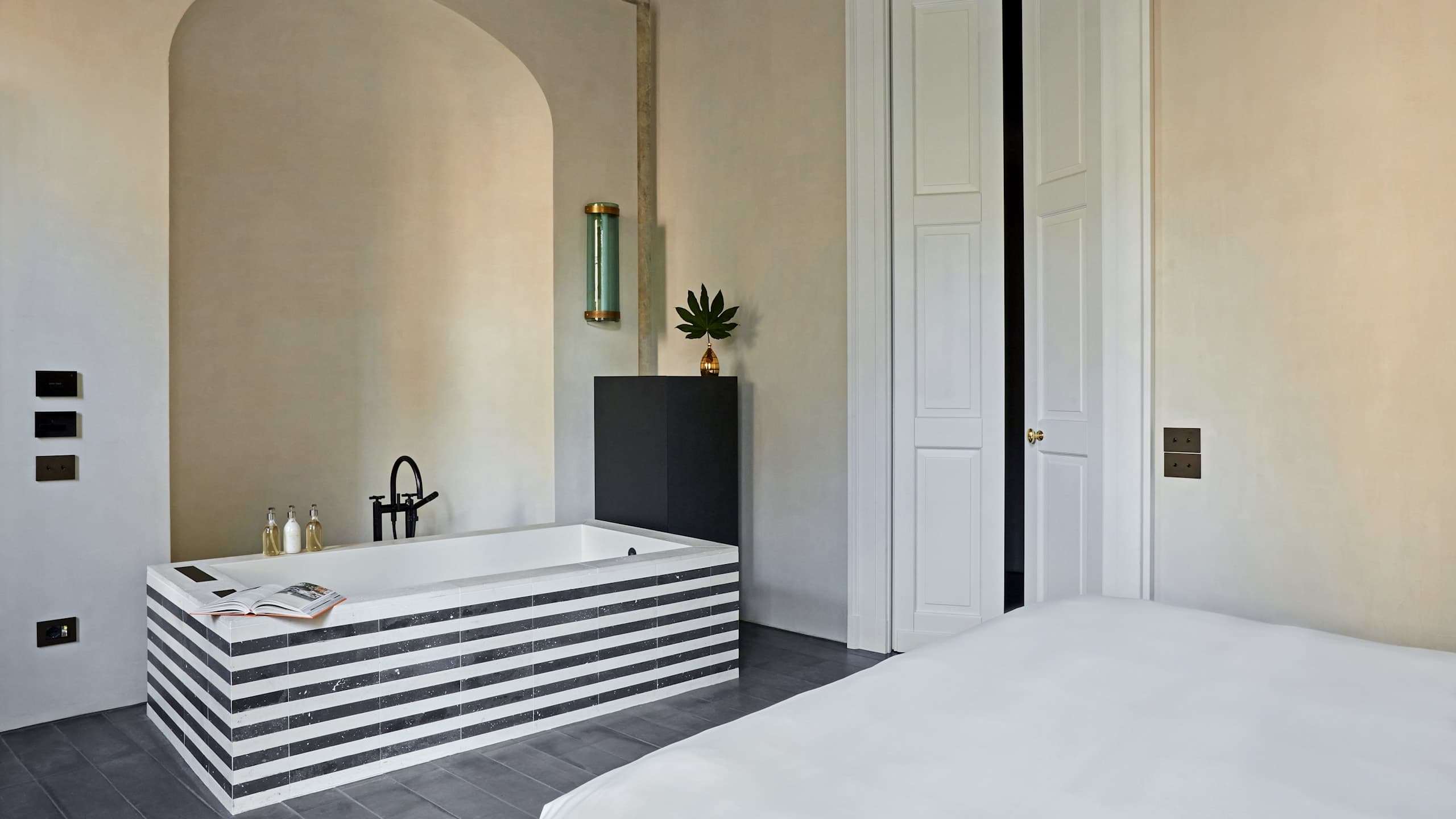 Deluxe Room - Image 2