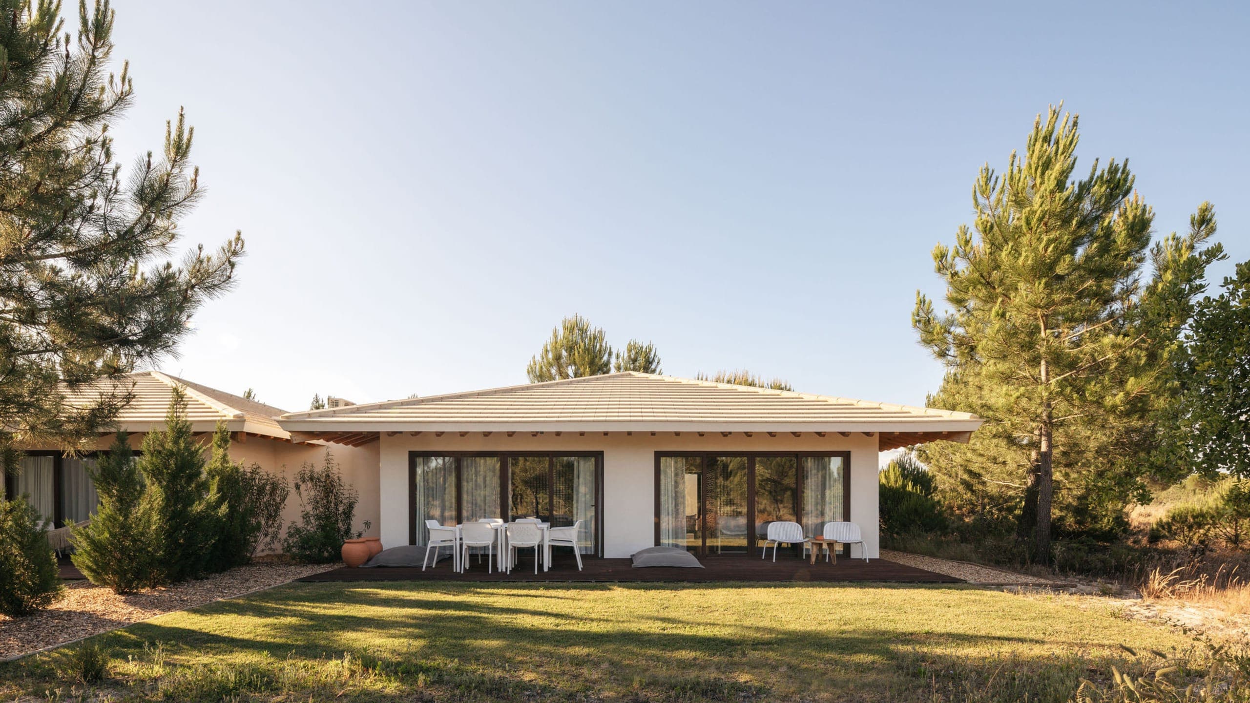 Deluxe Room with Exterior Courtyard - Image 3